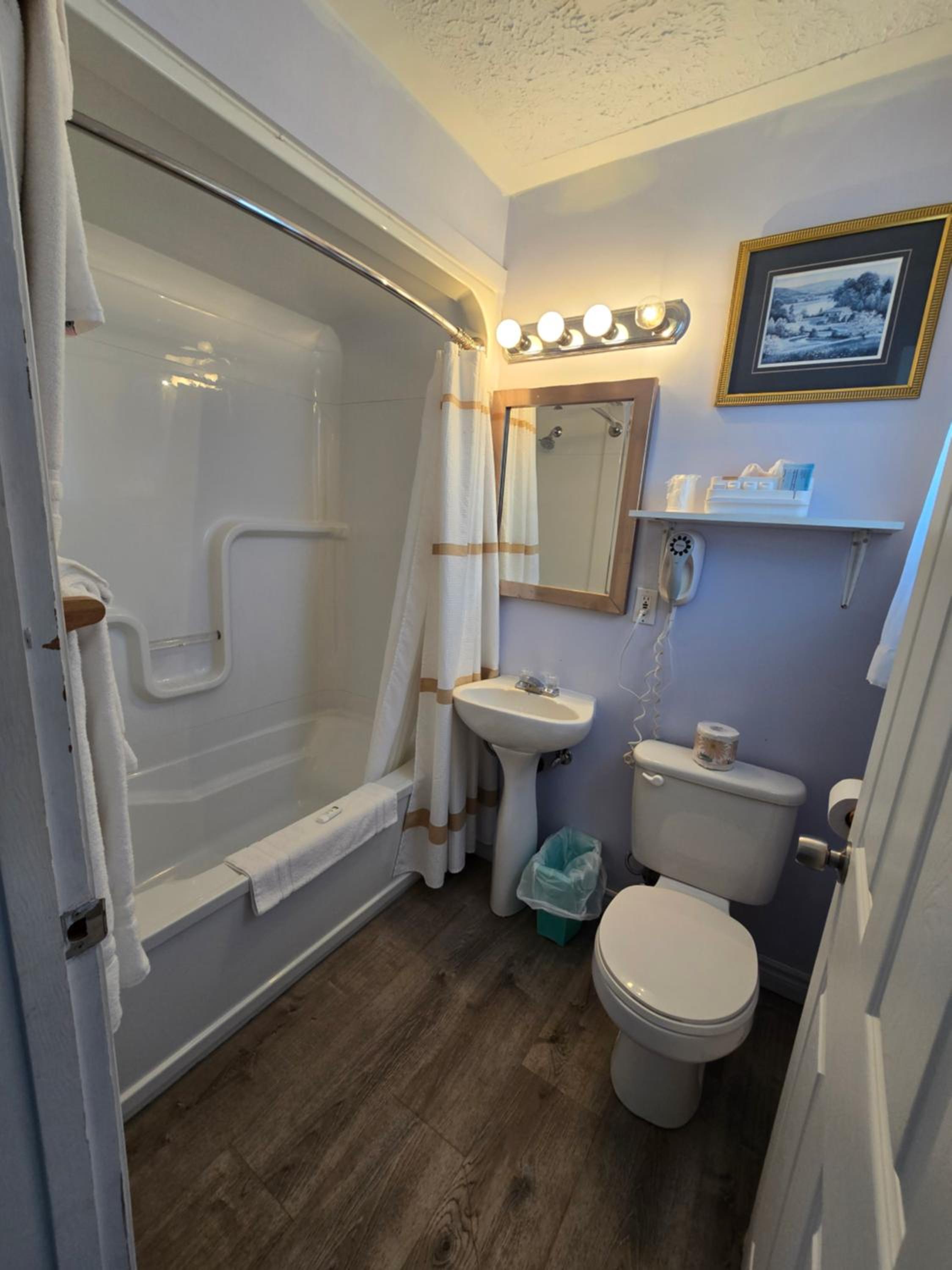 Queen Room - Exterior Access/Non-Smoking photo 3