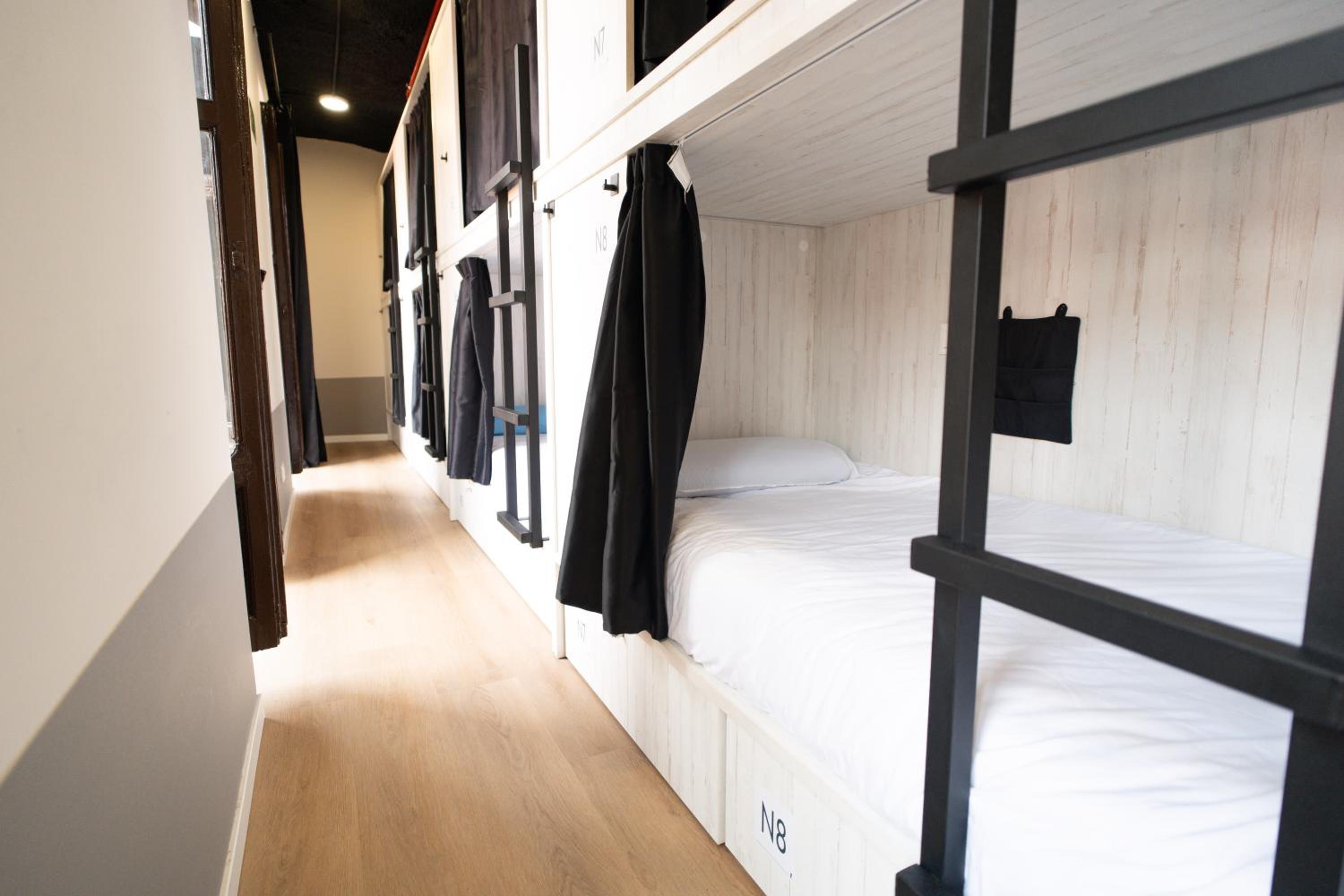 Habitación compartida de ocho camas para mujeres.