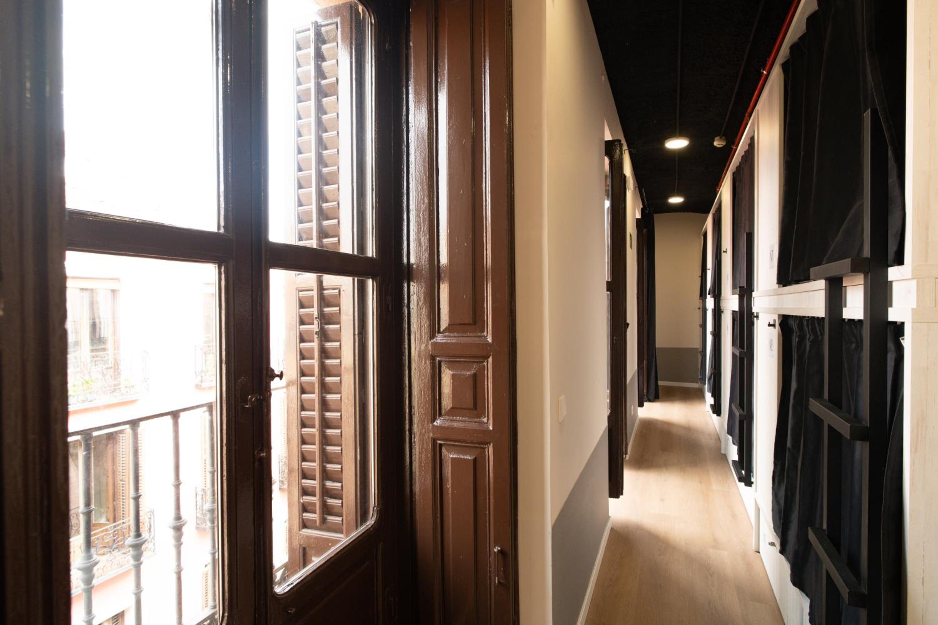 8-Bed Mixed Dormitory Room photo 2