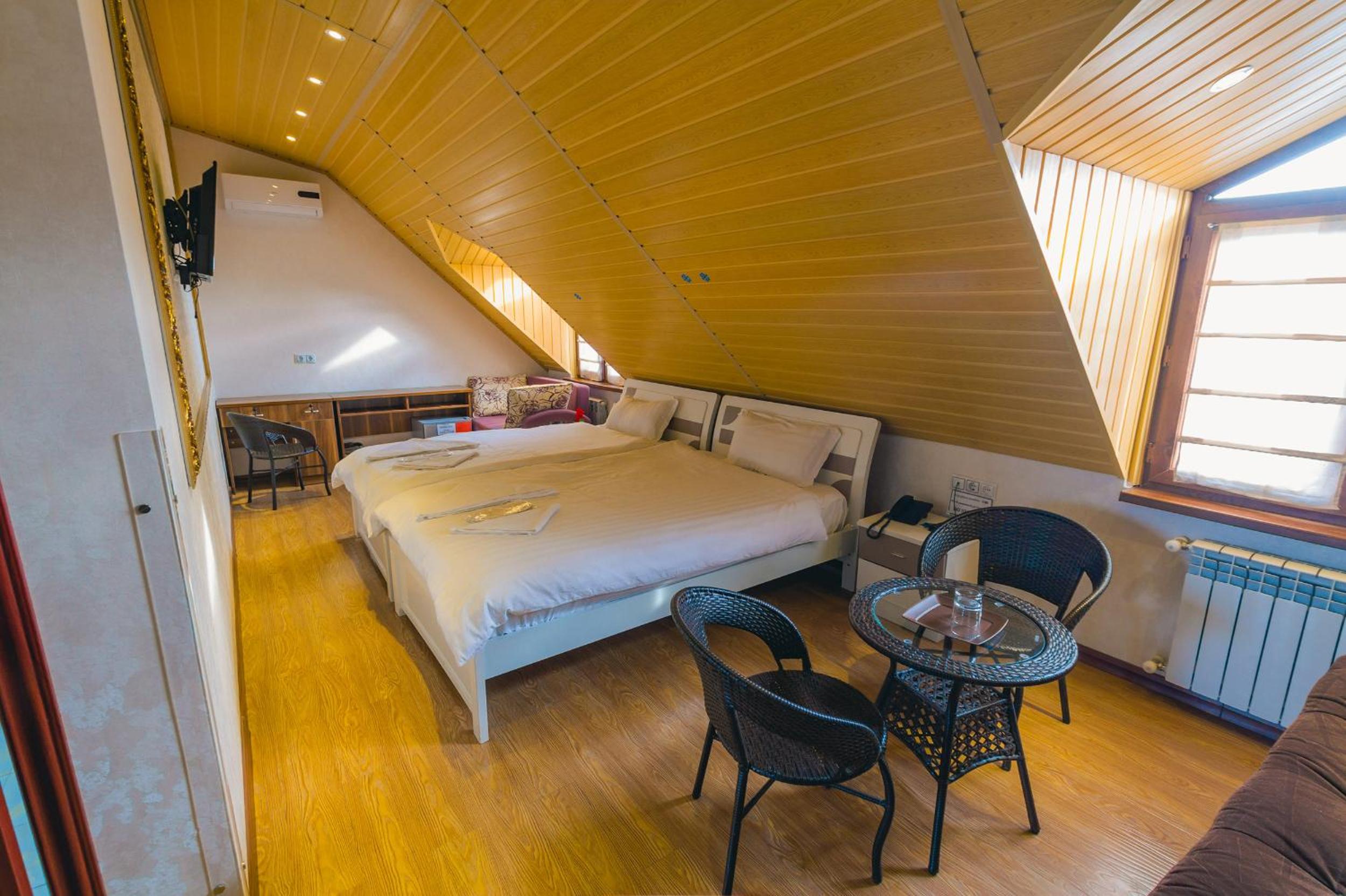 Deluxe Room - Photo 8