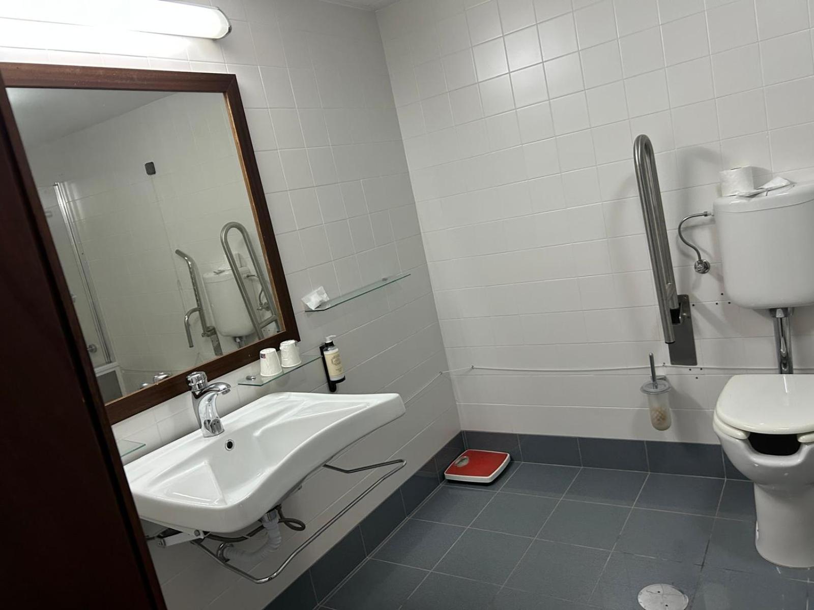 Standard Twin Room - Photo 3