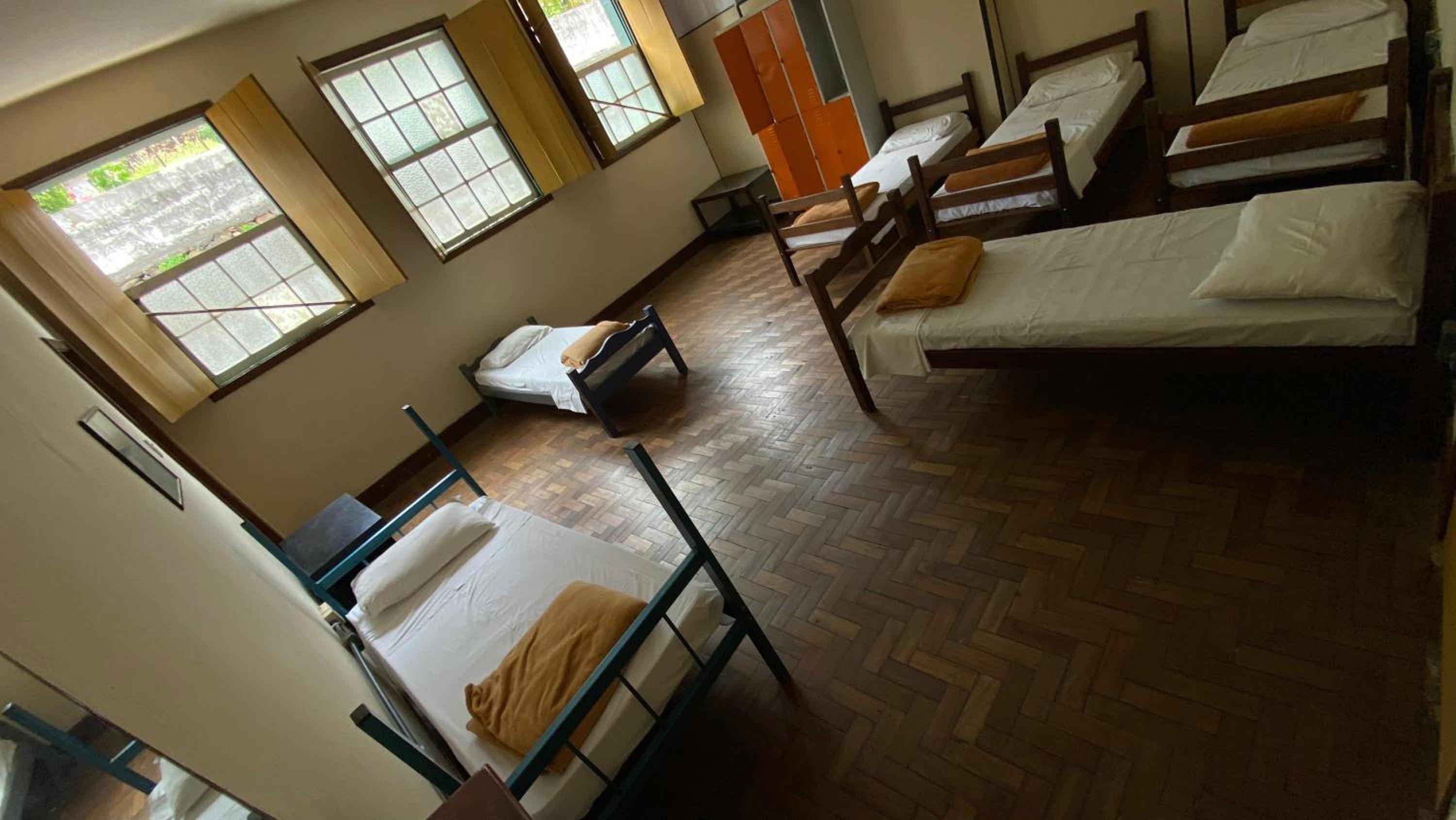 Quarto Familia com 8 Camas de Solteiro