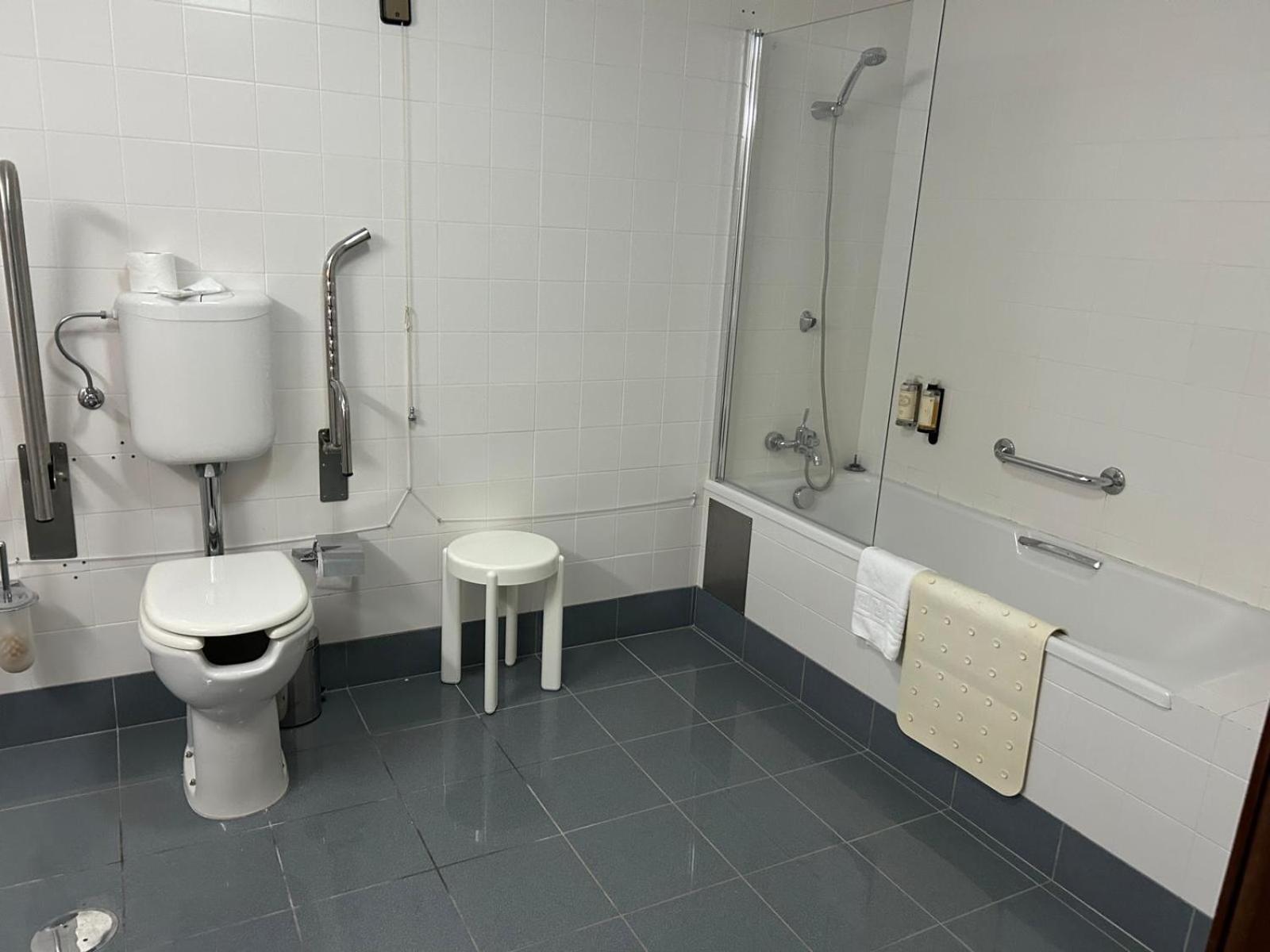 Standard Twin Room - Photo 4