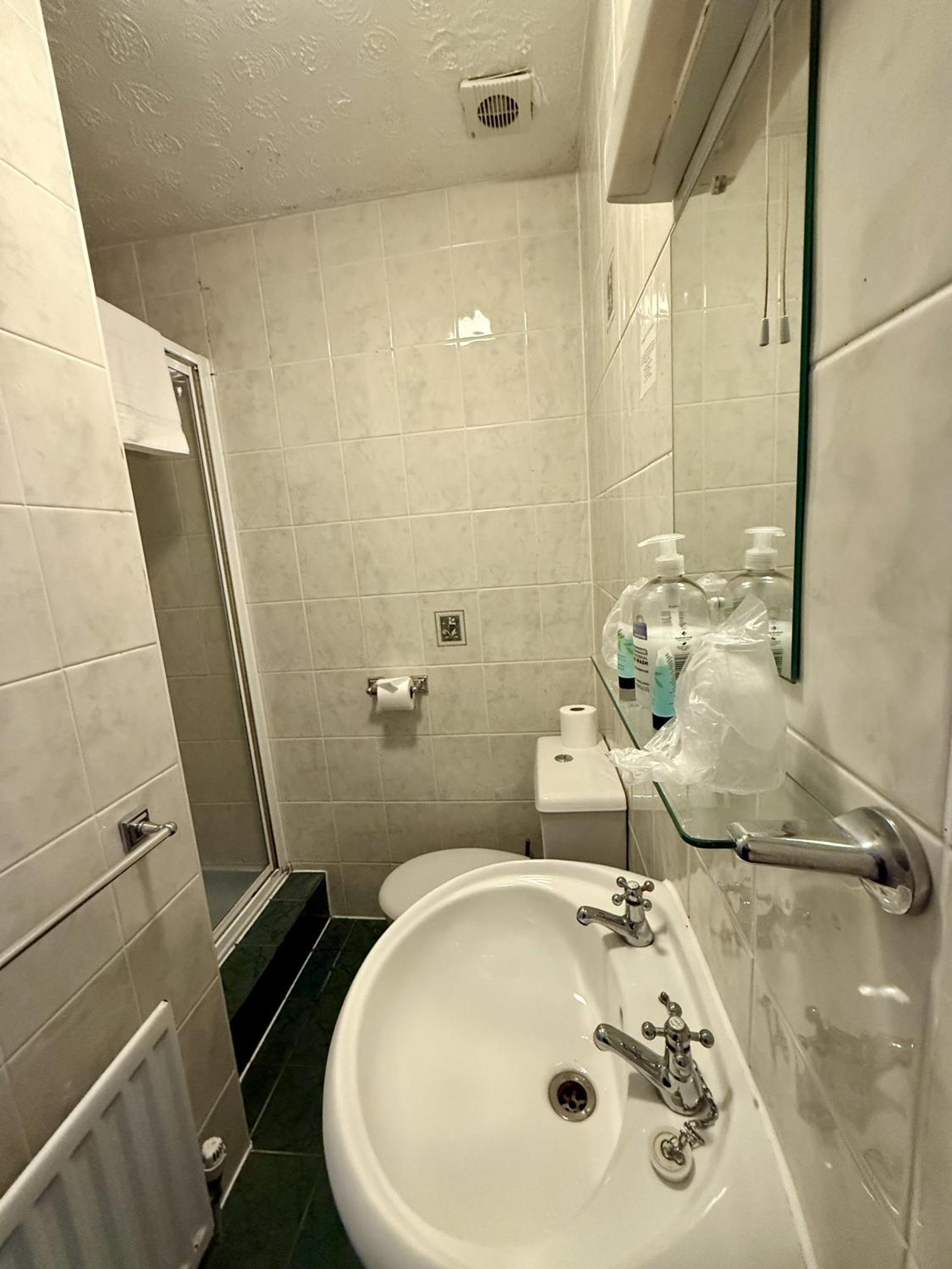 Double Room With Private Bathroom - Photo 3