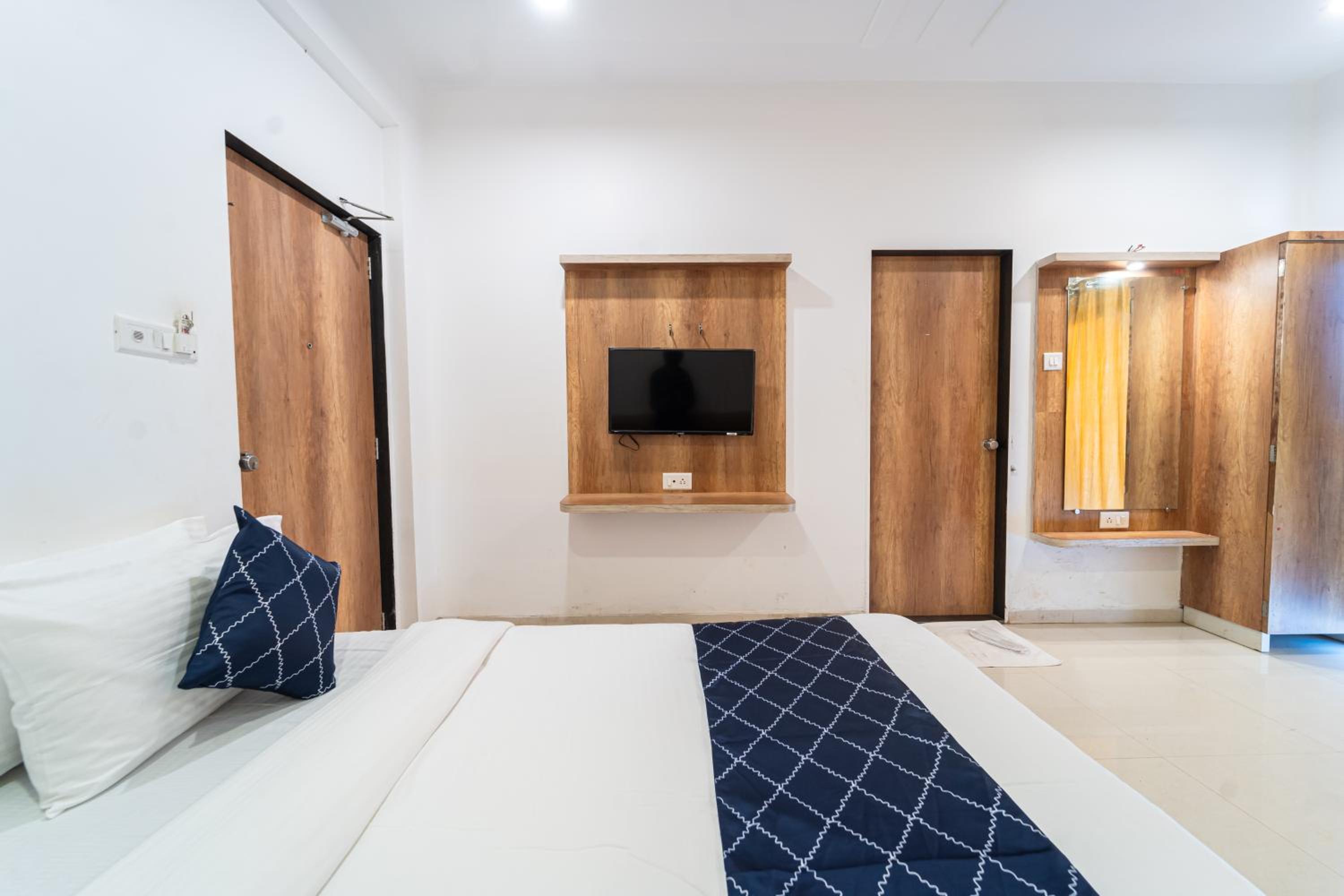 Deluxe valley view Room With Balcony (First Floor) - Photo 8