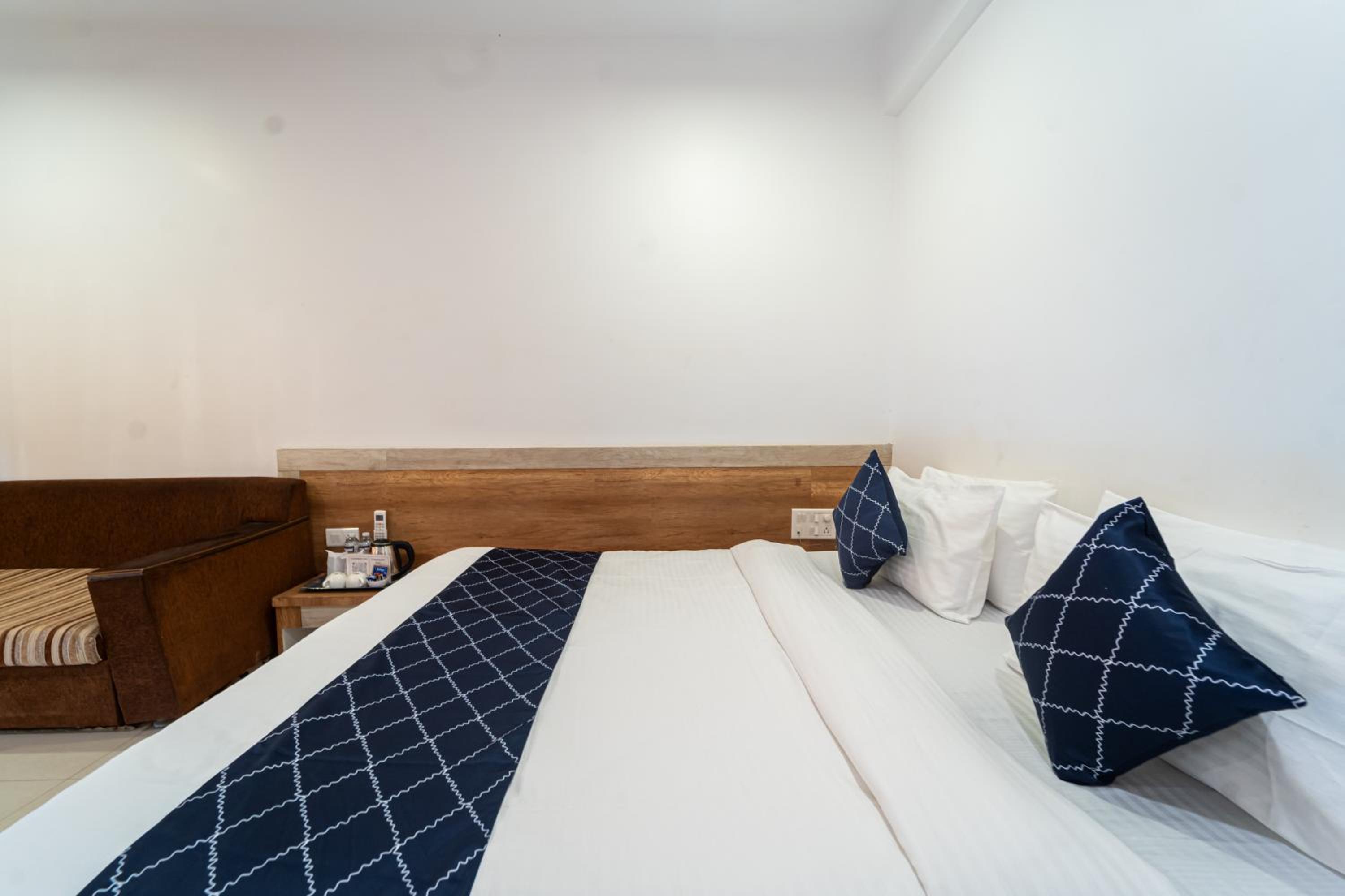 Deluxe valley view Room With Balcony (First Floor) - Photo 7