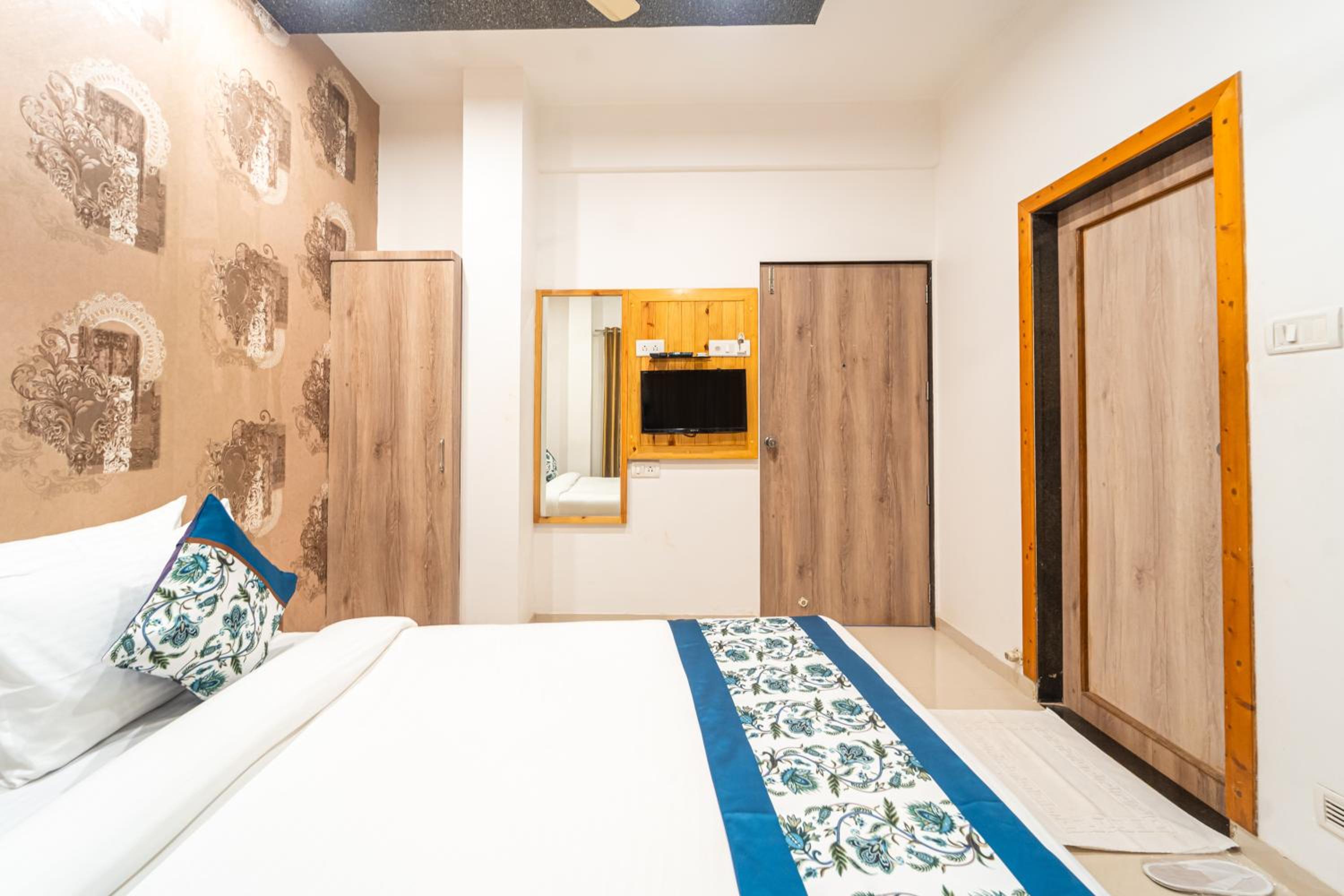 Deluxe Room With Garden View and Balcony (Ground Floor) - Photo 1