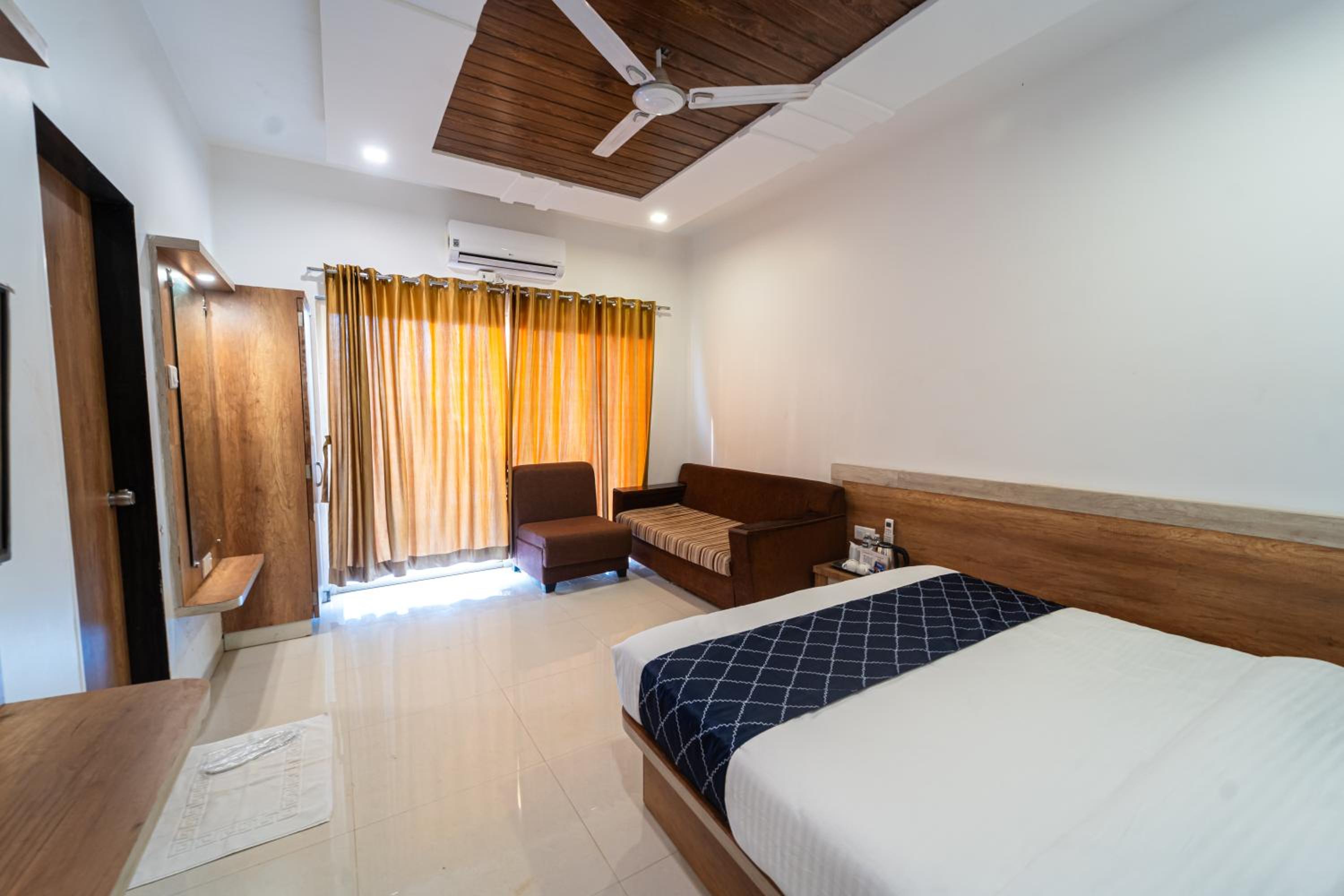 Deluxe valley view Room With Balcony (First Floor) - Photo 9