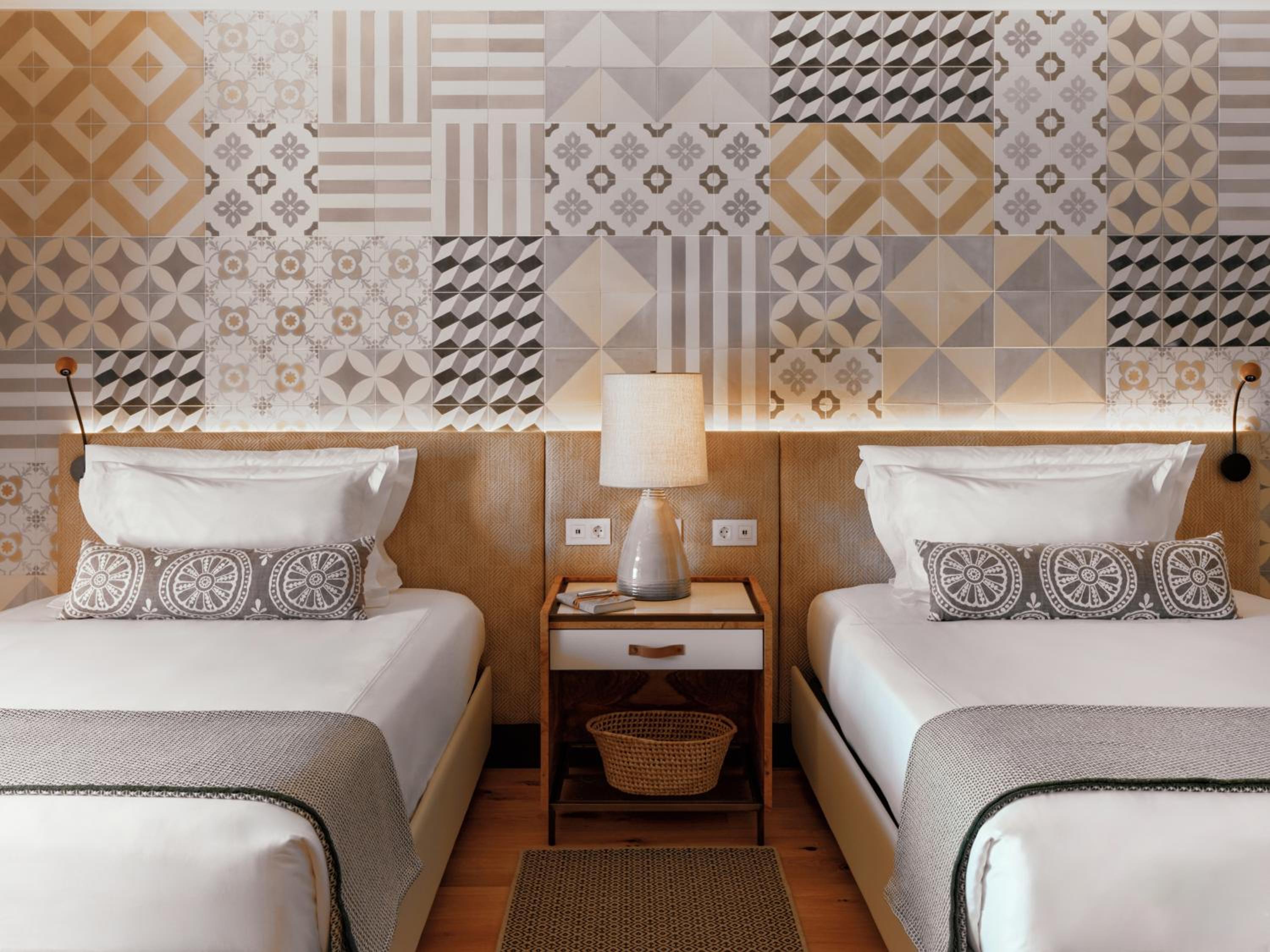 Deluxe Queen Room with Two Queen Beds - Photo 4