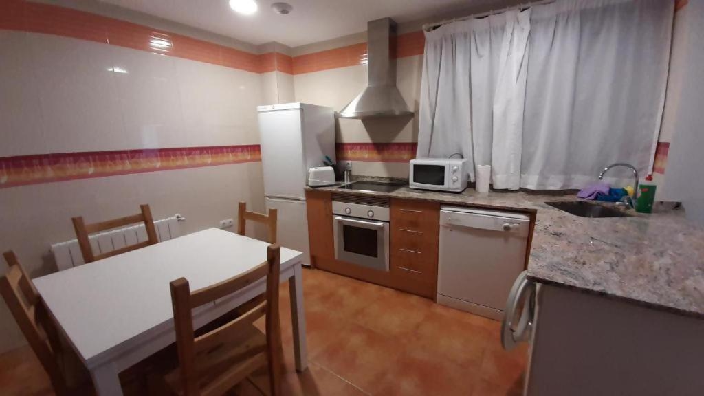 Three-Bedroom Apartment - High Floor - Photo 7