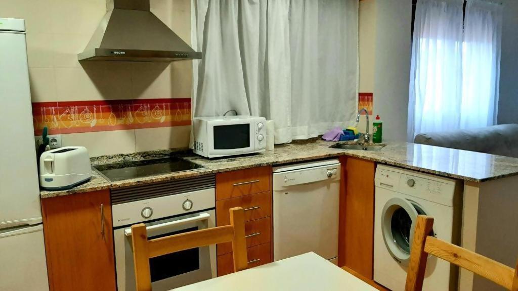 Three-Bedroom Apartment - High Floor - Photo 9