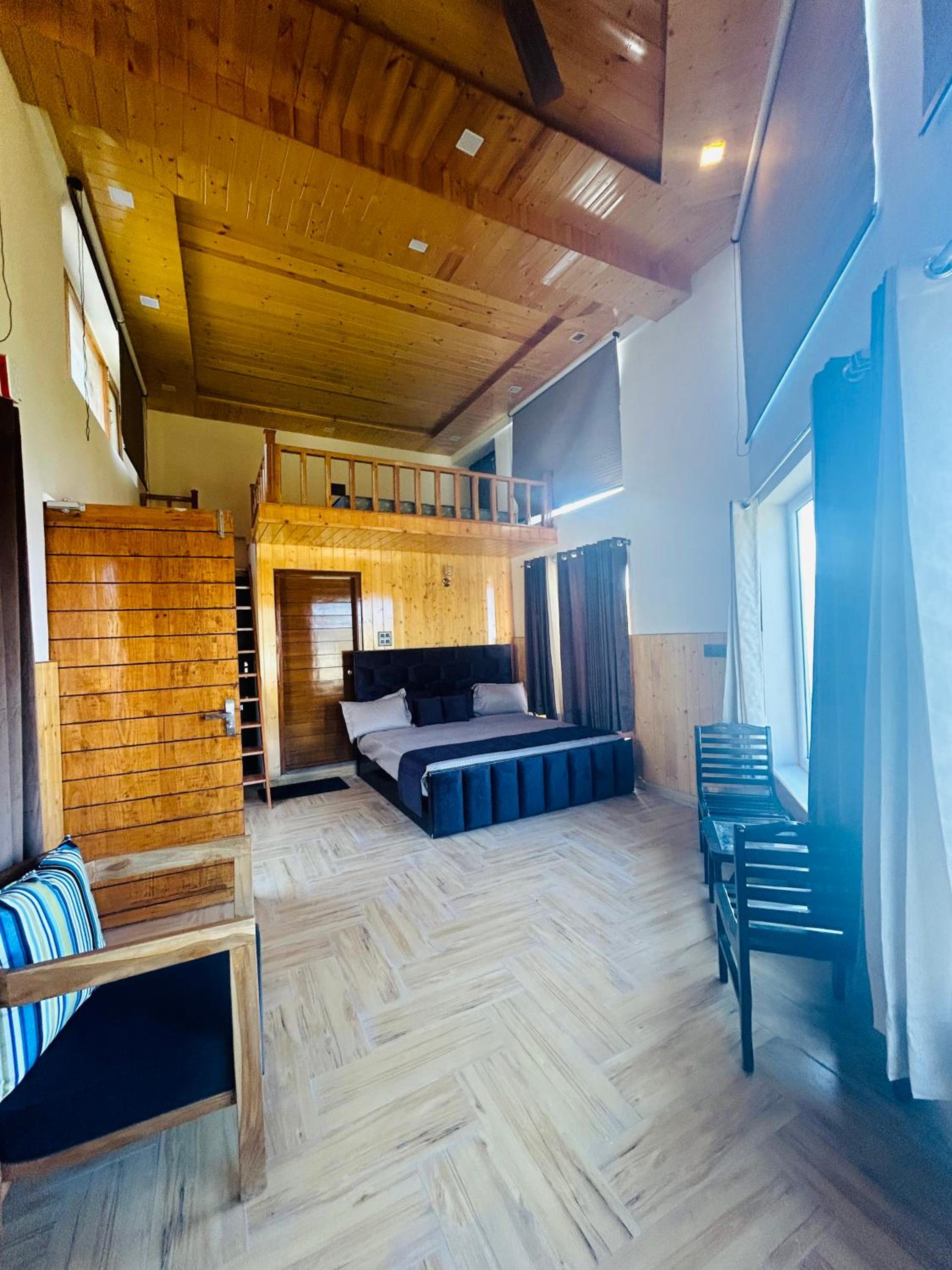 Family Room with Mountain View photo 1