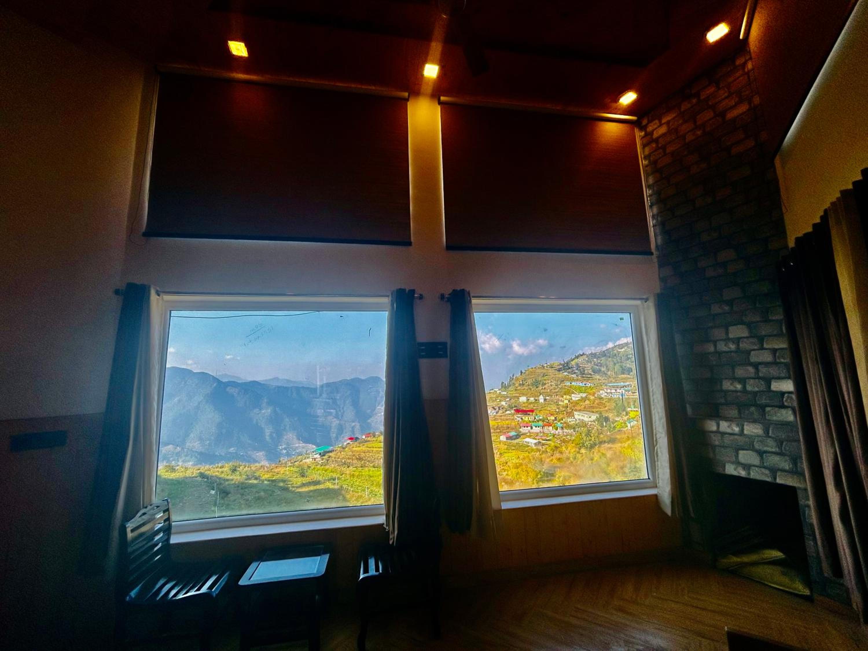 Family Room with Mountain View photo 3