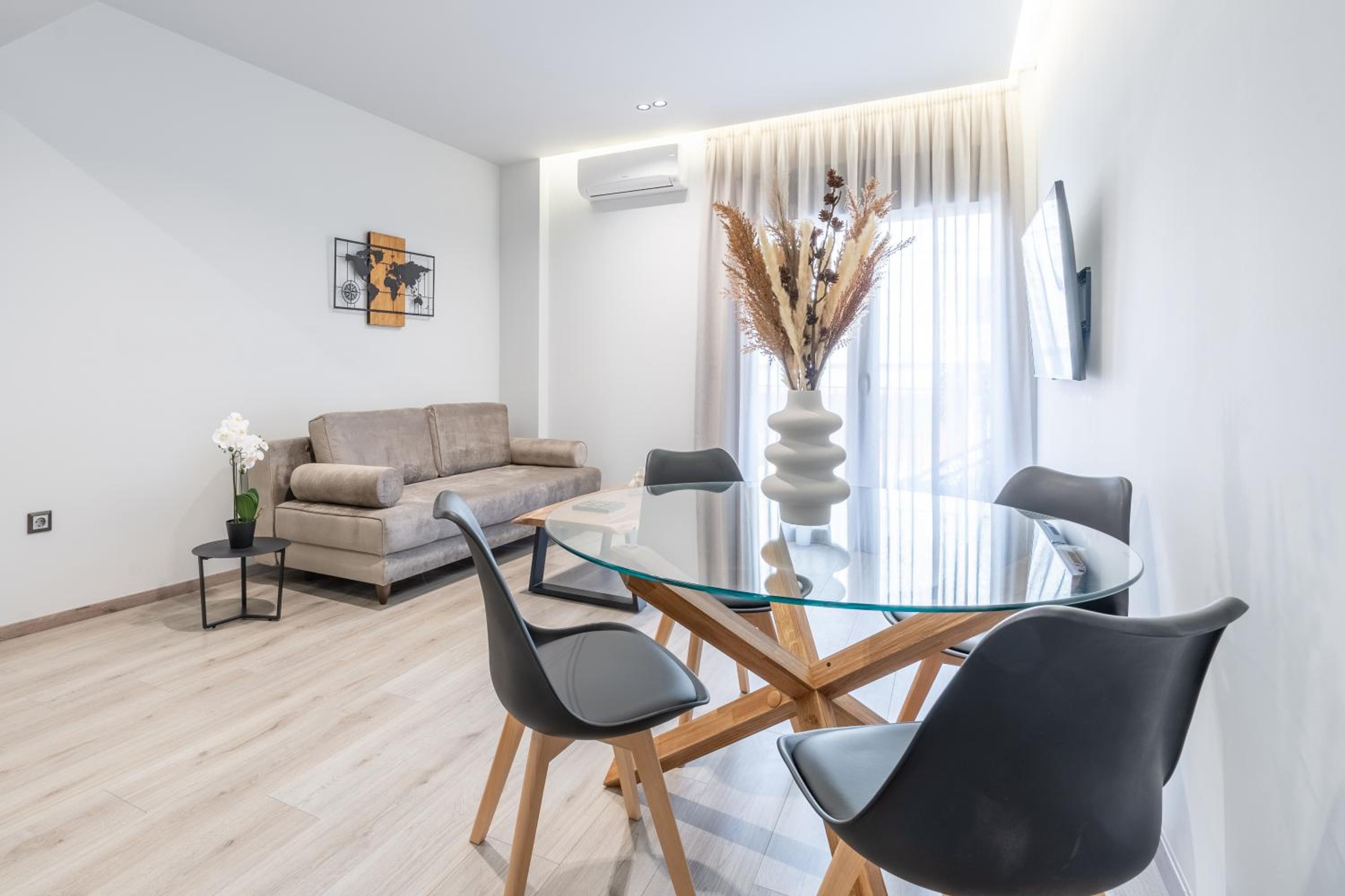 Family Two-Bedroom Apartment with View photo 3