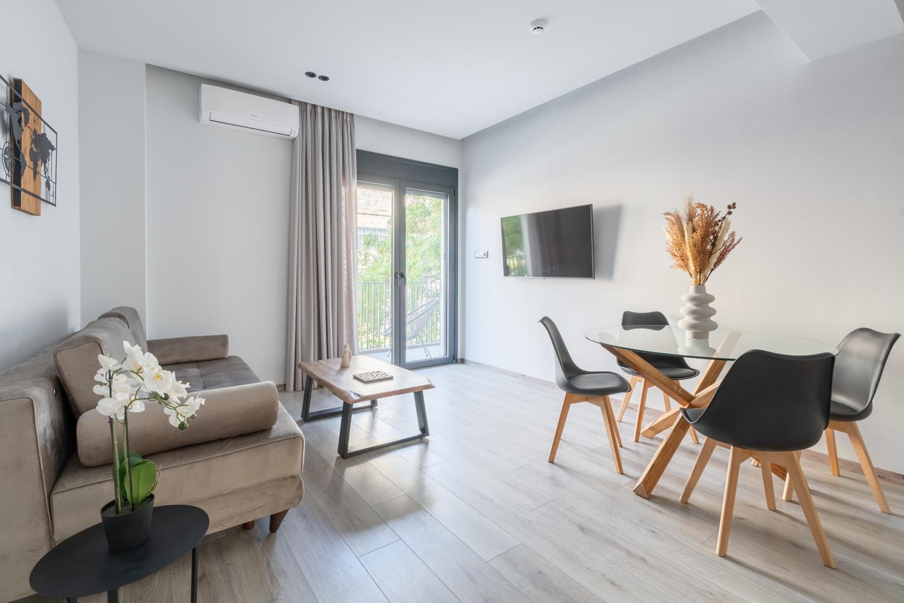 Family Two-Bedroom Apartment with View photo 1