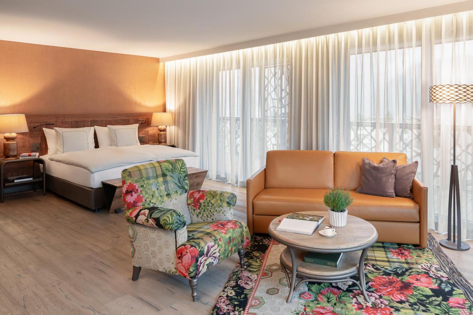Corner Junior Suite with Balcony and Lake View photo 1
