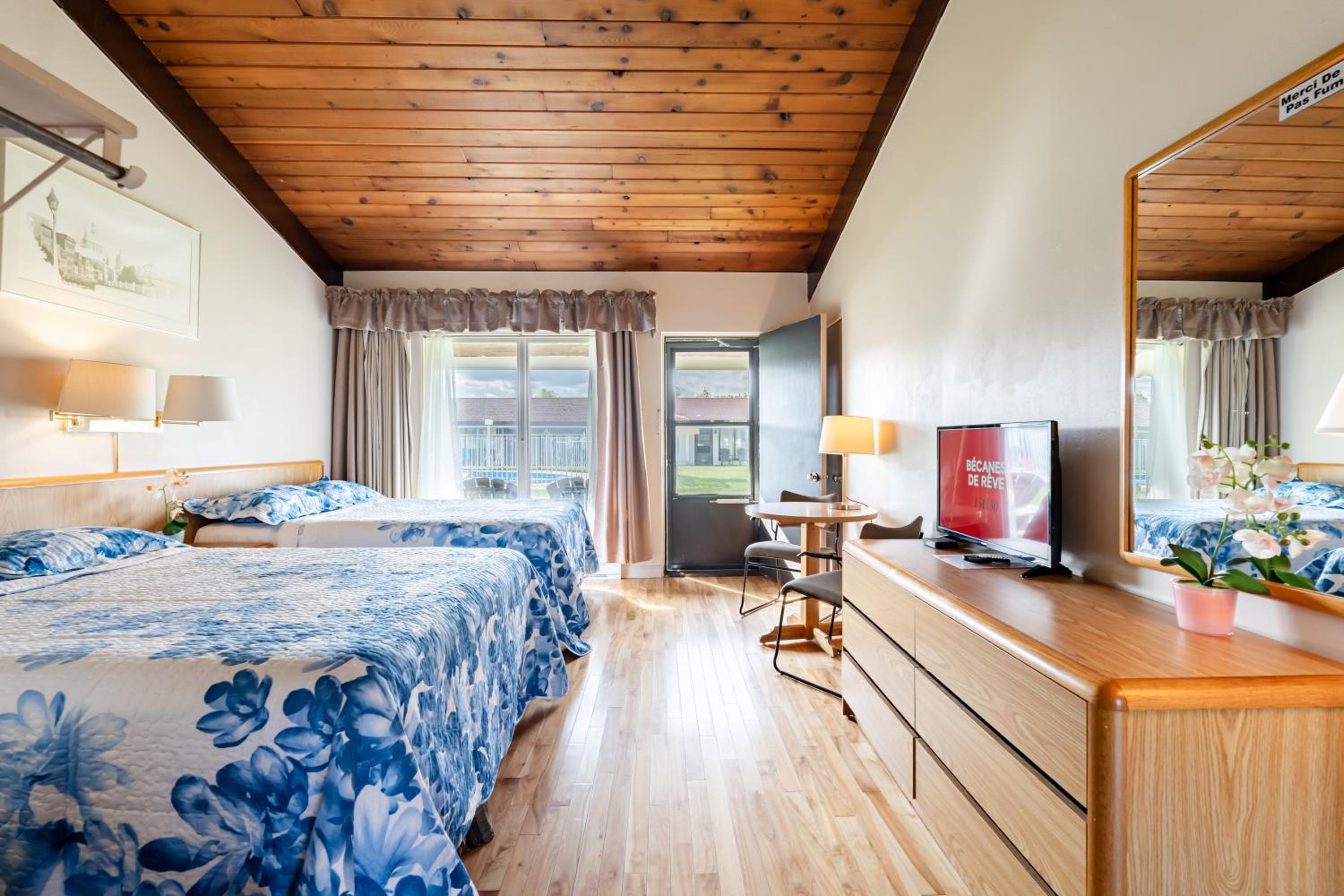 Room with Two Beds, Parquet Floor and Spa Bath