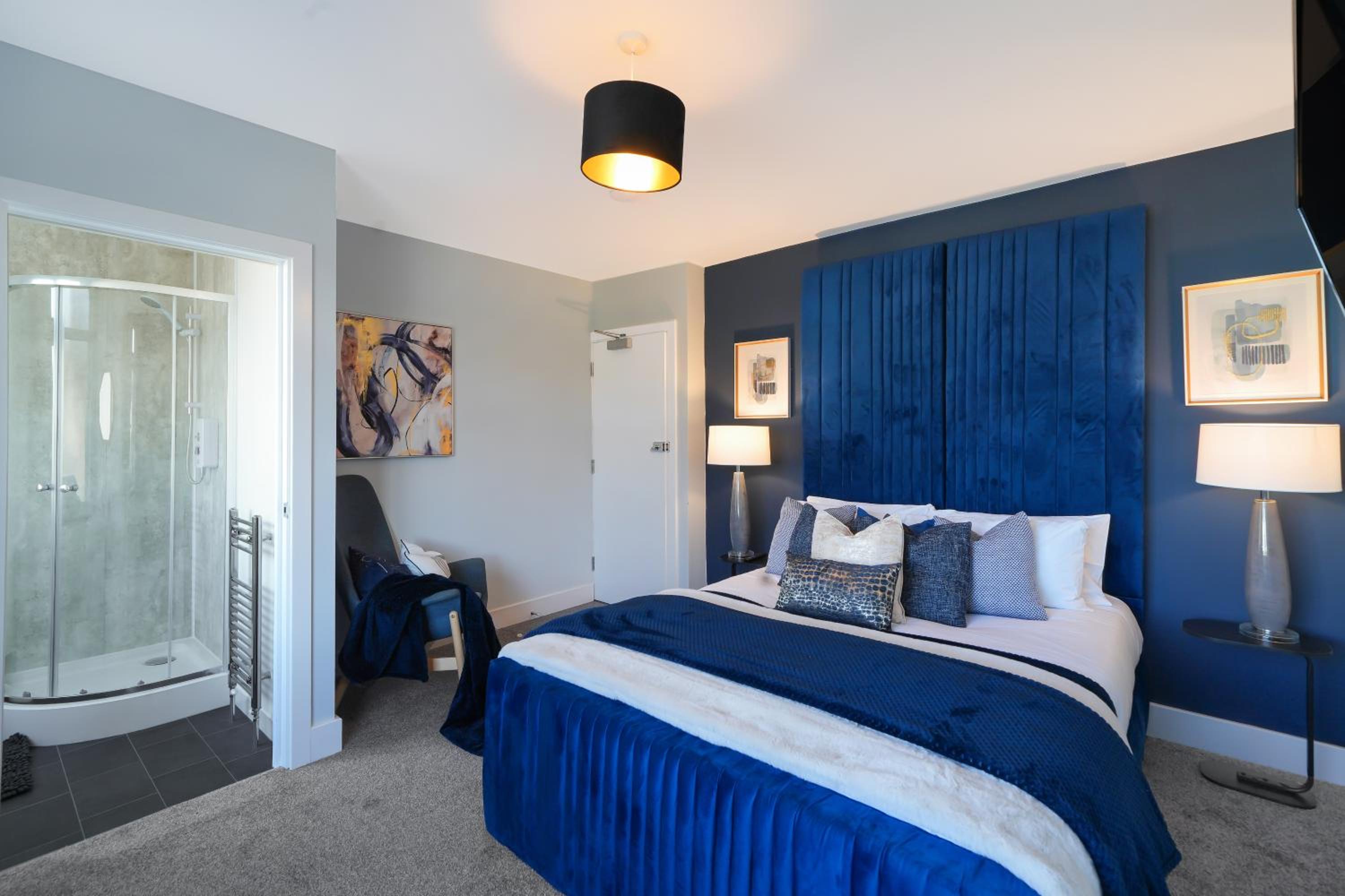 Eight-Bedroom House photo 3