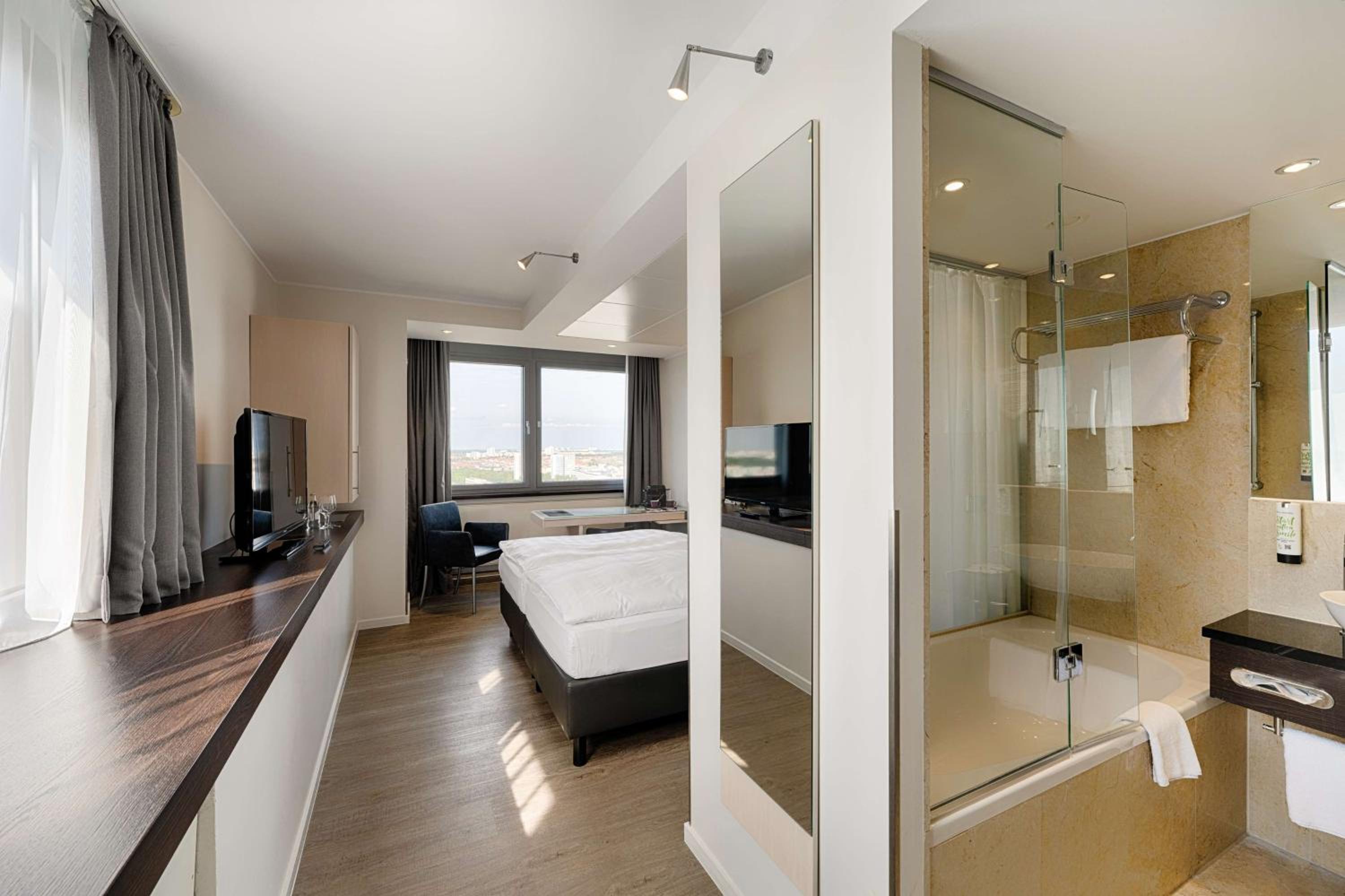 Panorama Double Room thumbnail 5