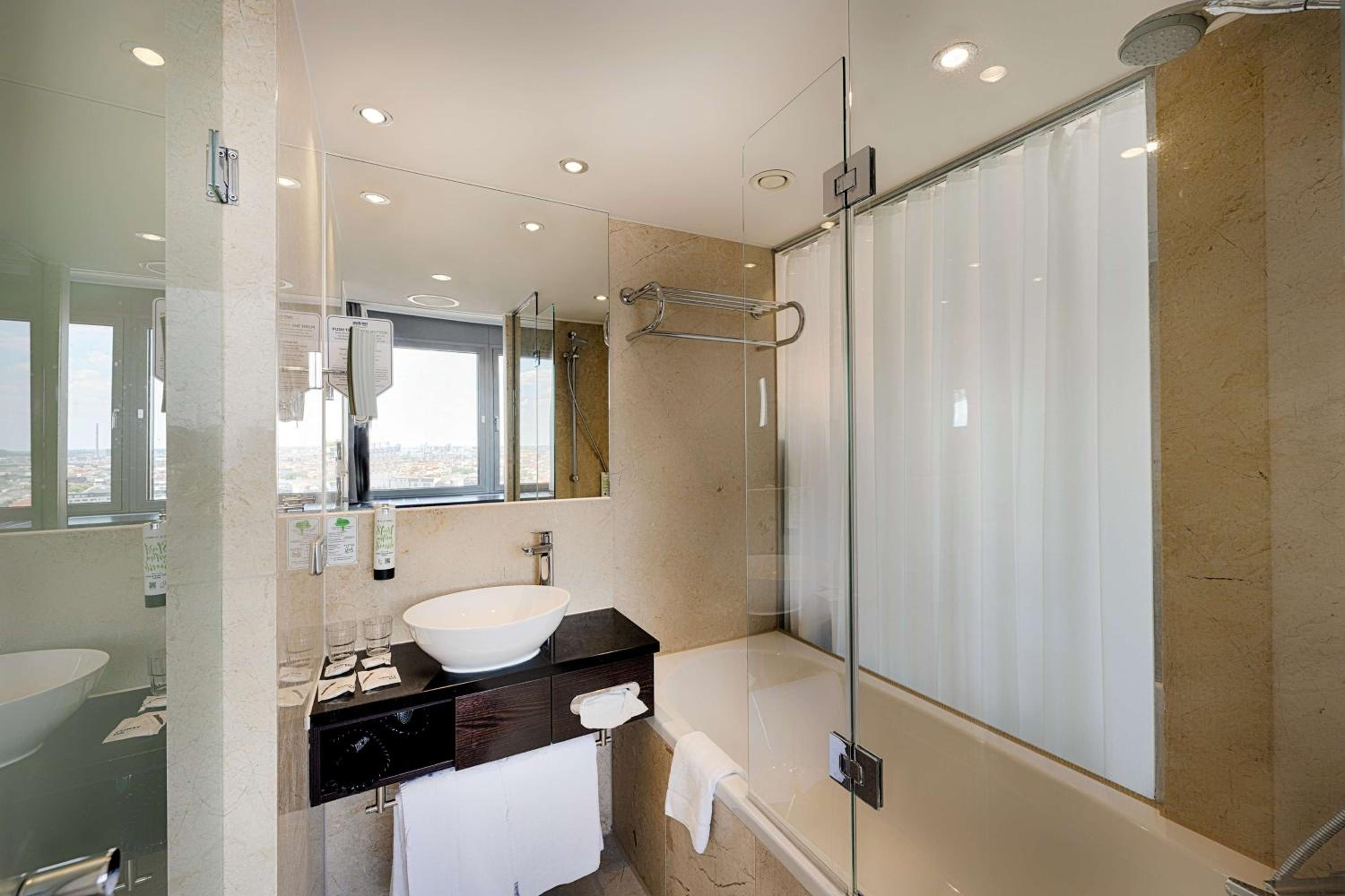 Panorama Double Room with City View thumbnail 6