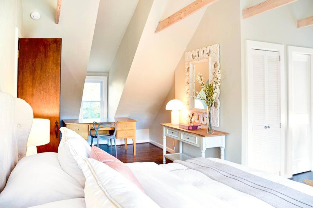 Three-Bedroom House photo 3