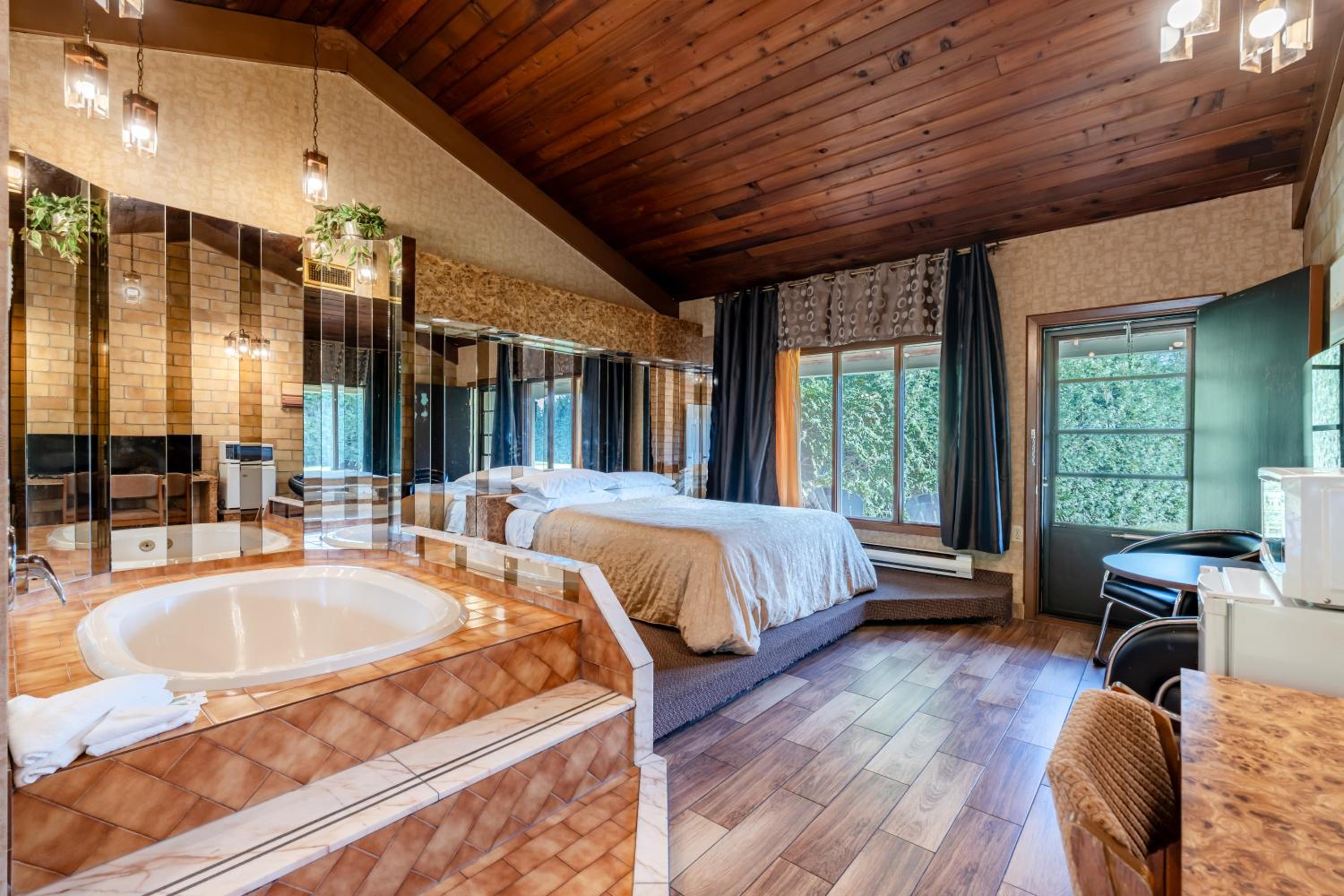 Superior Queen Room with Spa Bath