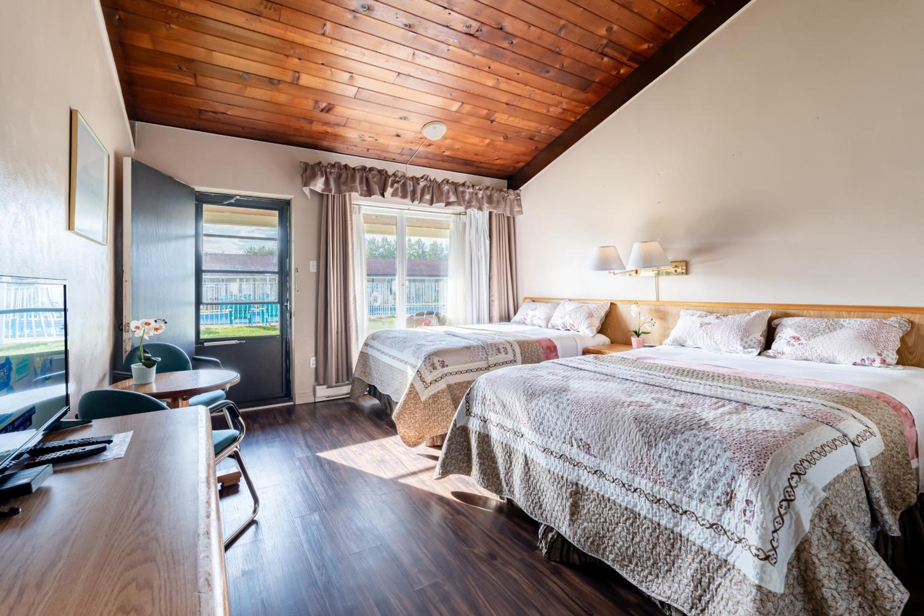 Classic Room - Two Double Beds with Wood Floor