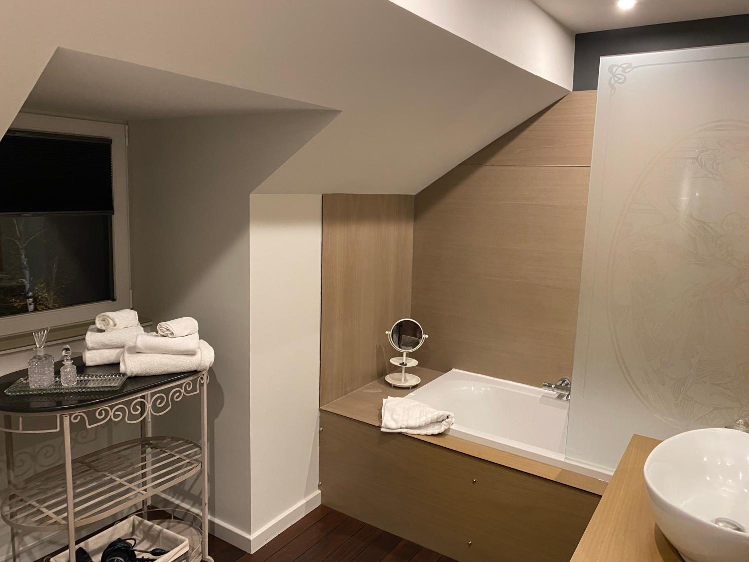Deluxe Suite - Photo 12