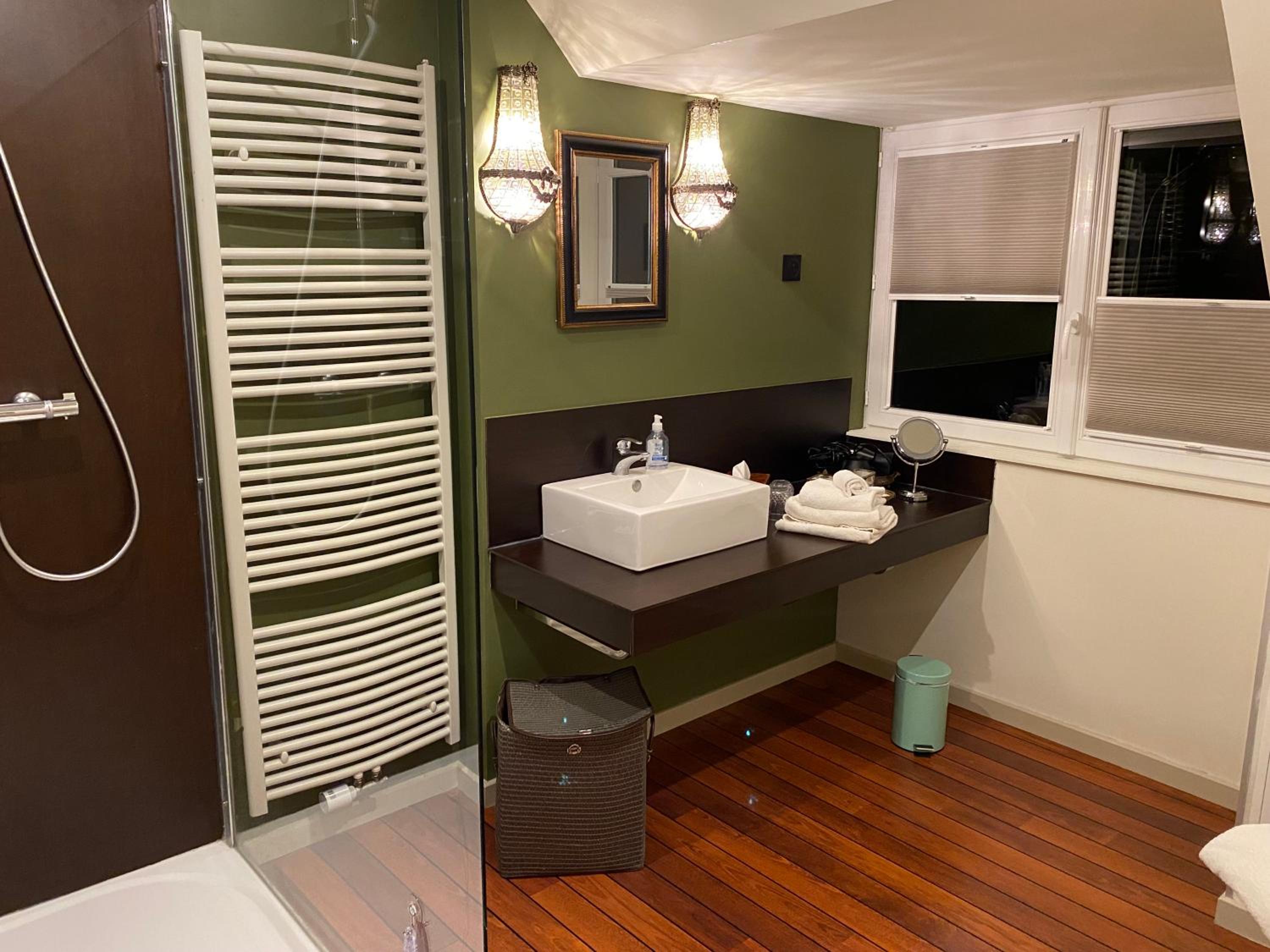 Executive Suite - Photo 9