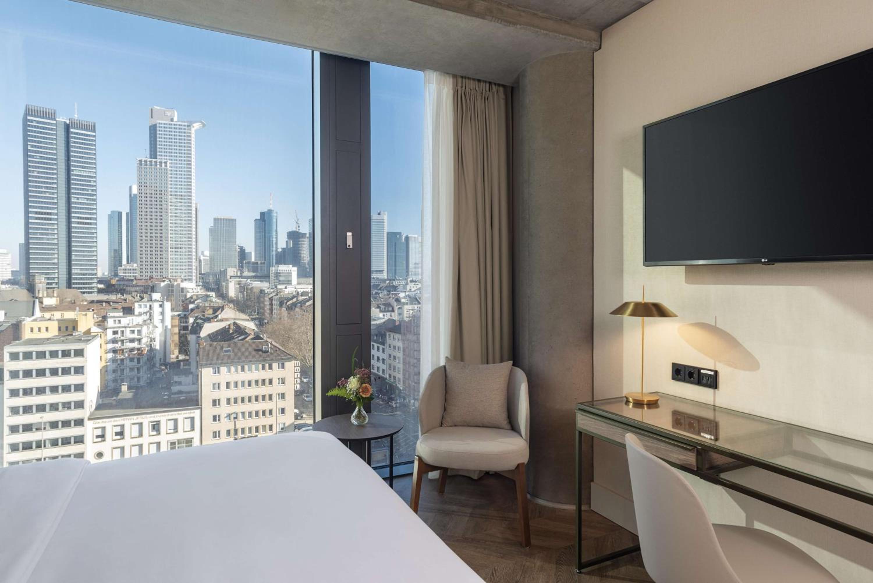 Superior Double or Twin Room Skyline View thumbnail 6