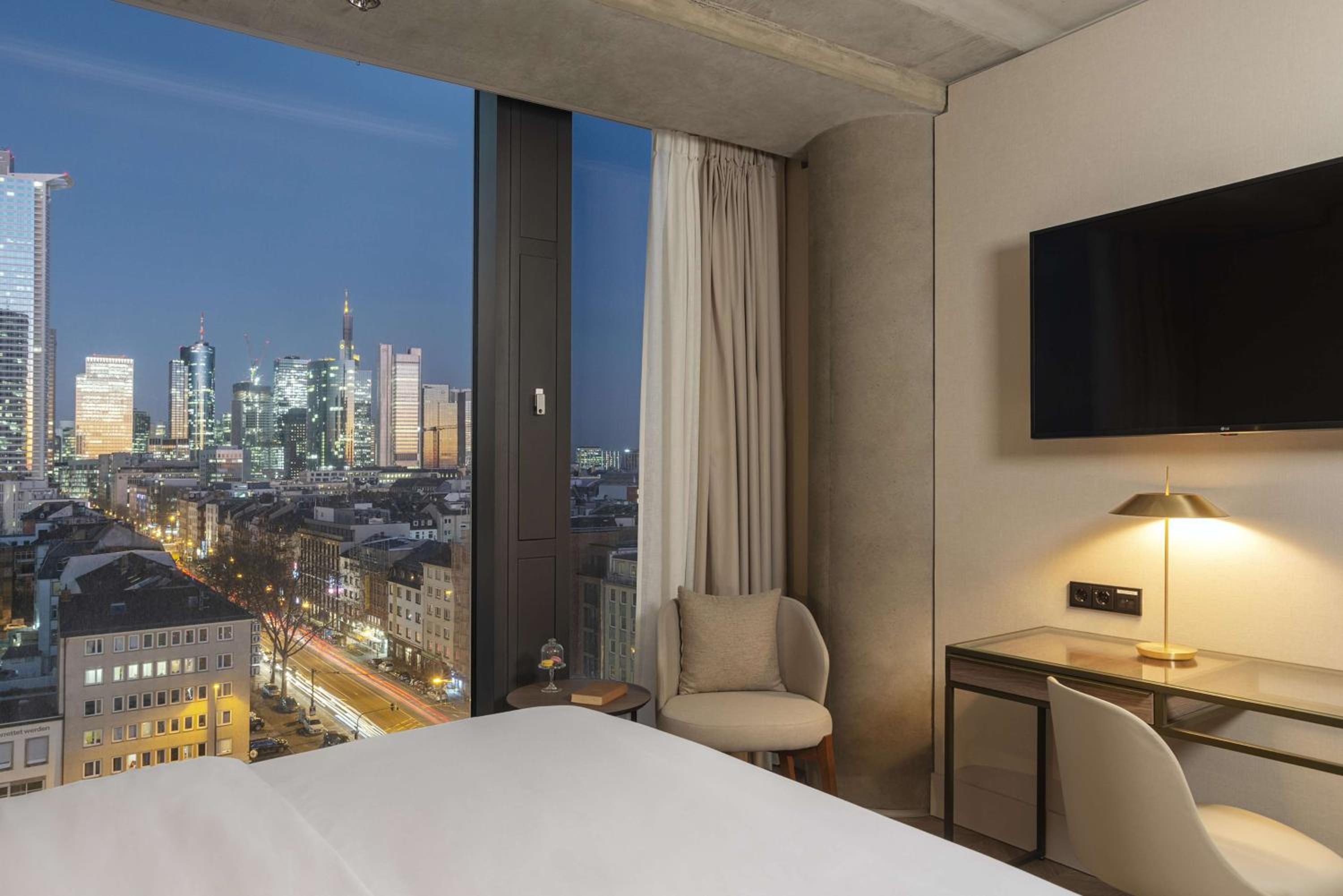 Superior Double or Twin Room Skyline View - Photo 9