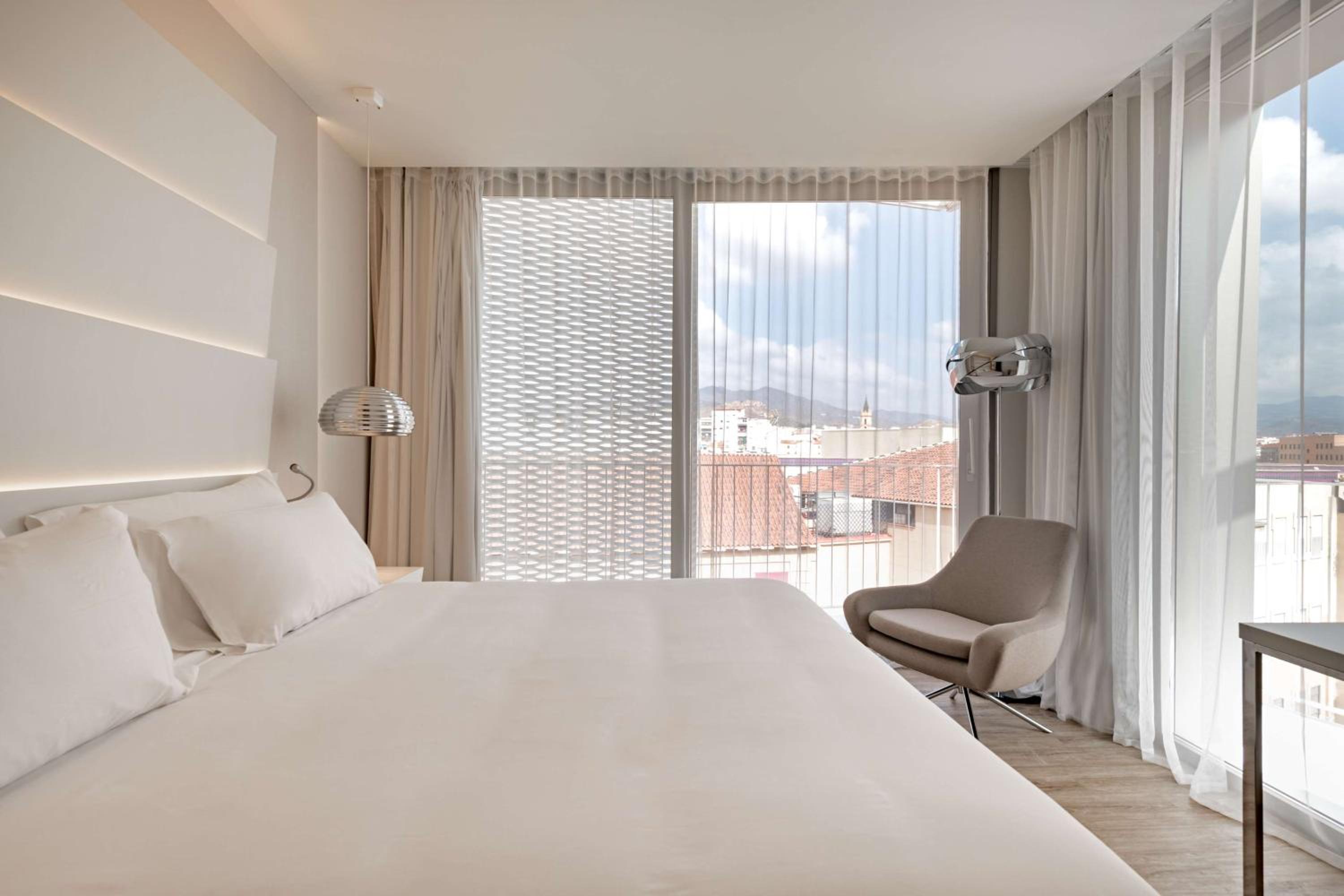 Family Connecting Room (2 Adults + 2 Children)