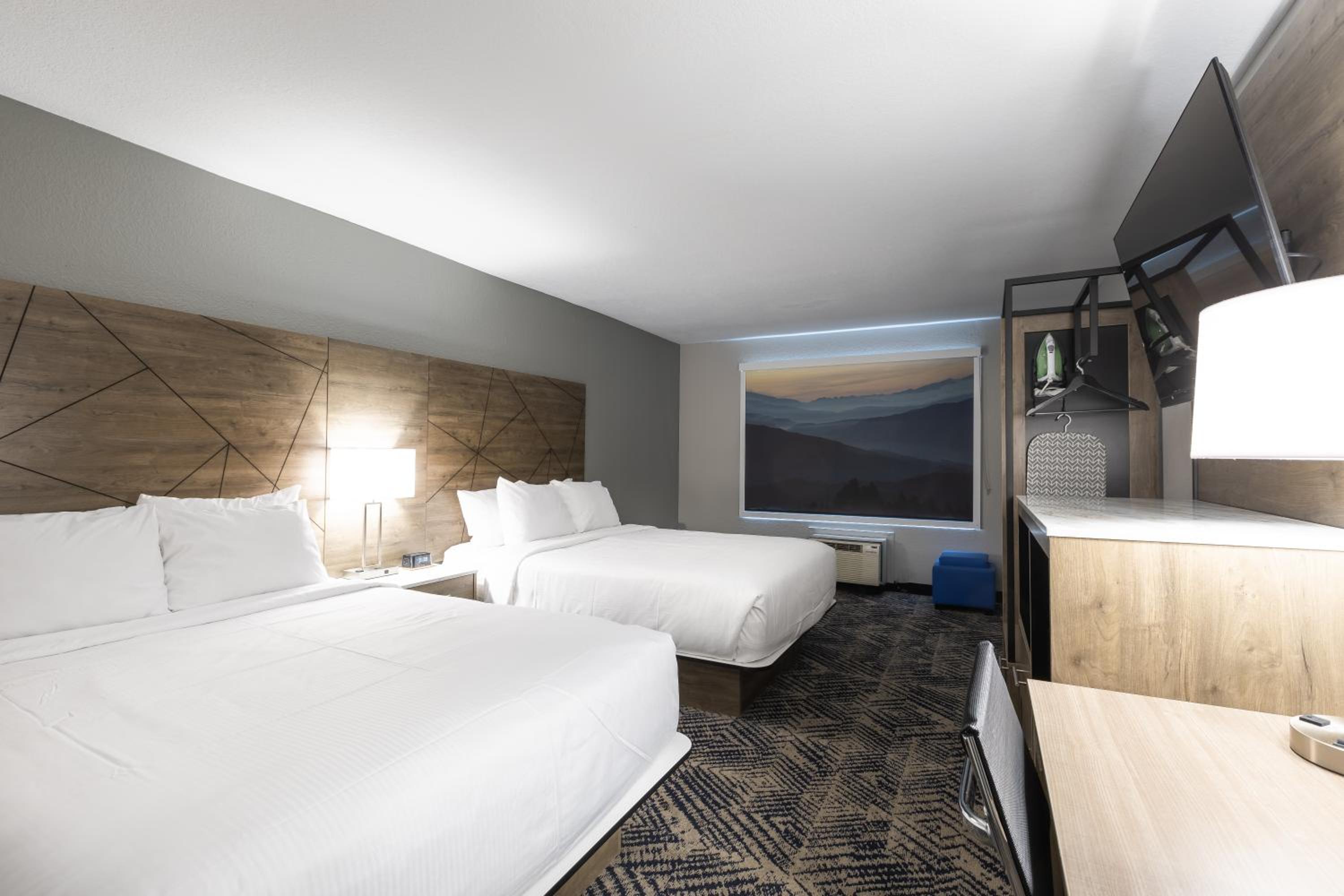 Queen Room with Two Queen Beds - Non-Smoking - Photo 1