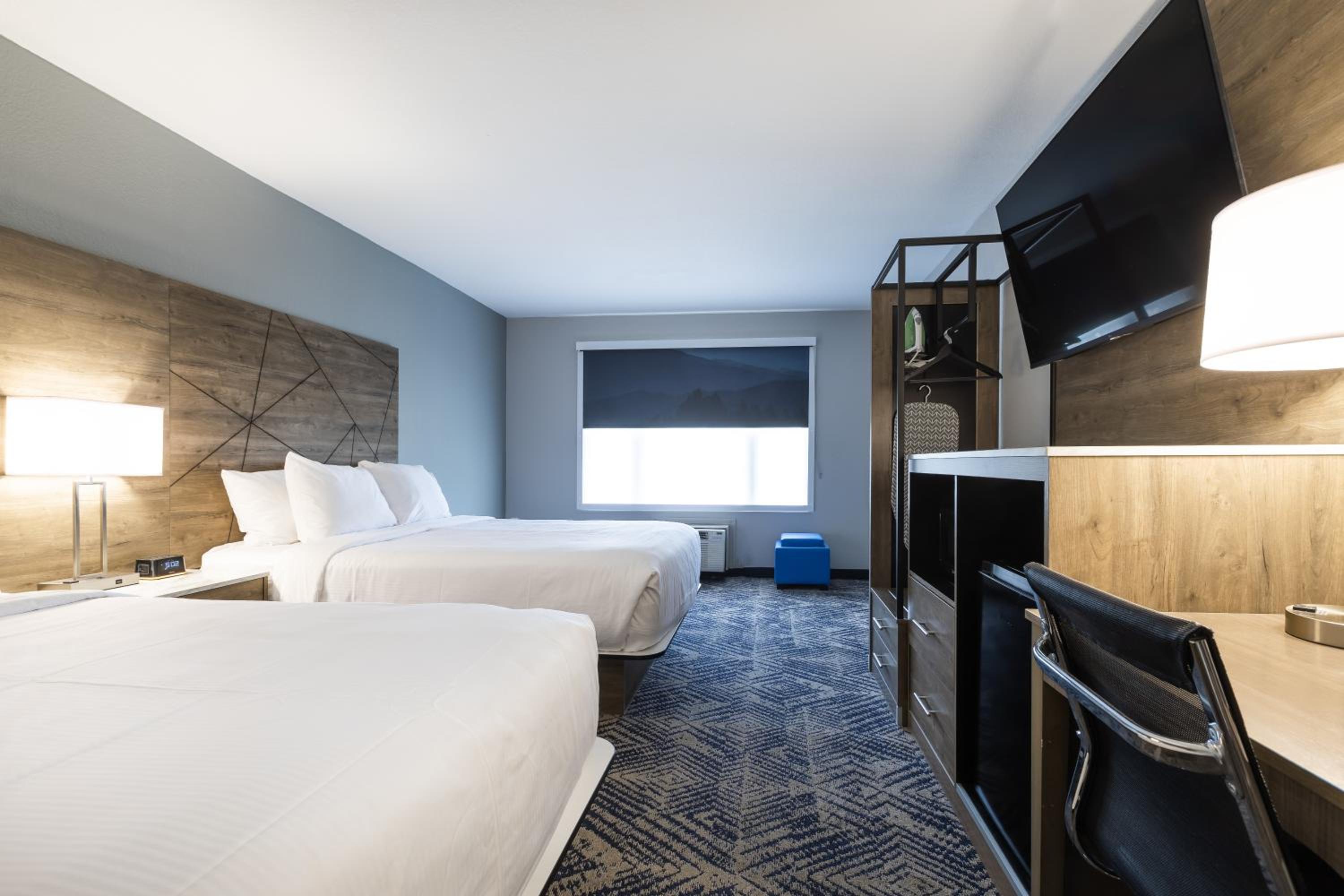 Queen Room with Two Queen Beds - Non-Smoking - Photo 4