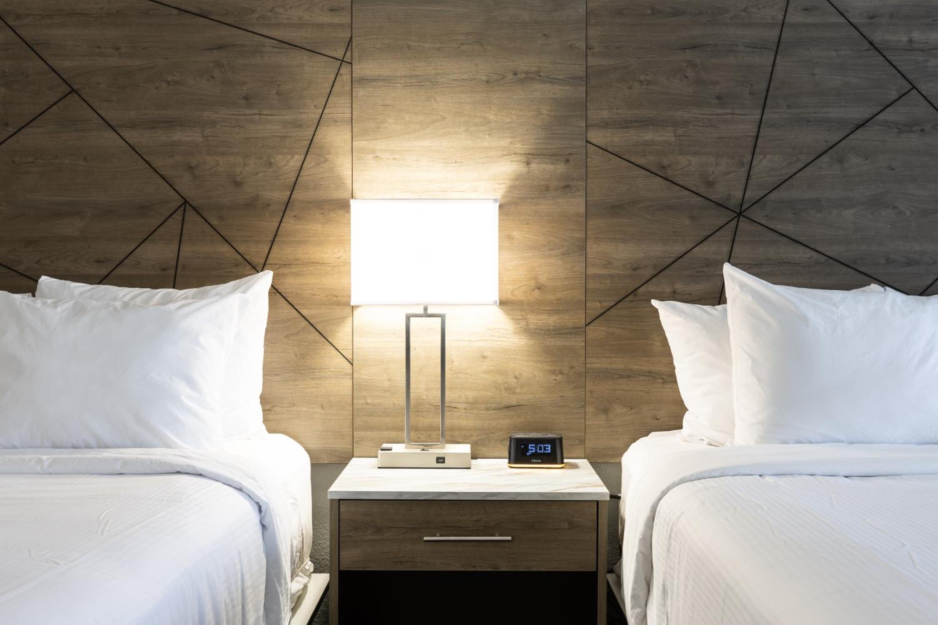 Queen Room with Two Queen Beds - Non-Smoking - Photo 8