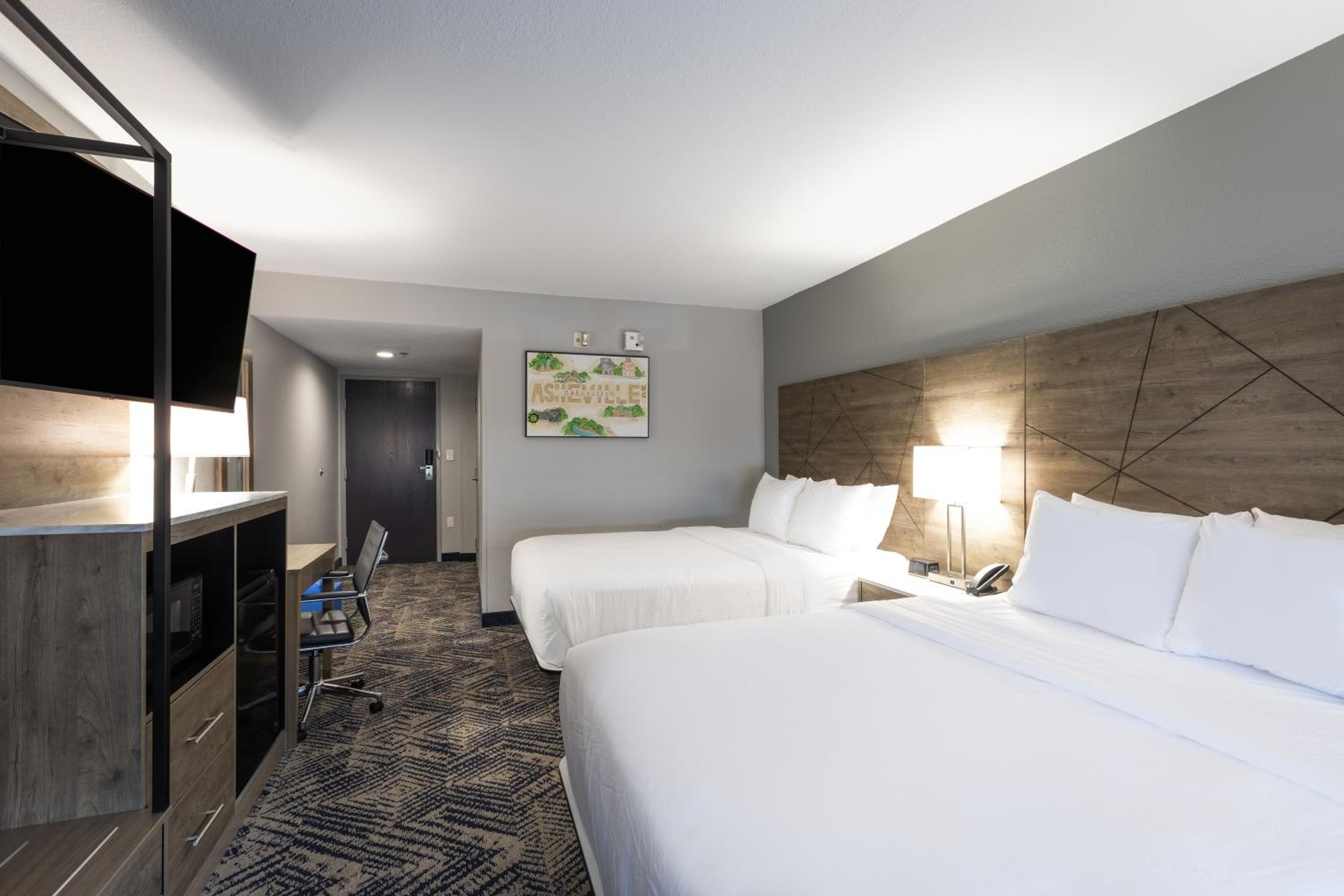Queen Room with Two Queen Beds - Non-Smoking - Photo 9