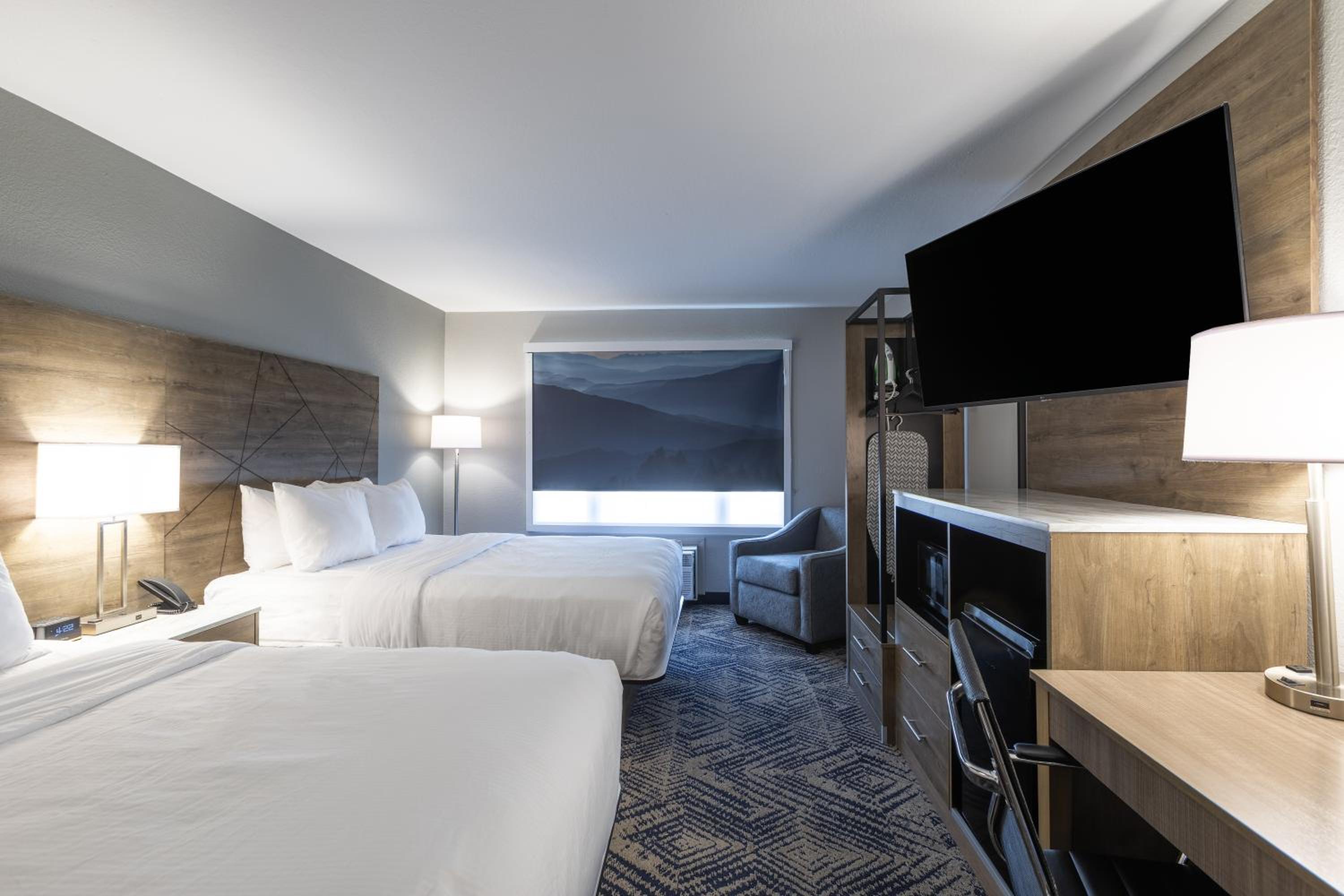 Queen Room with Two Queen Beds - Non-Smoking - Photo 10