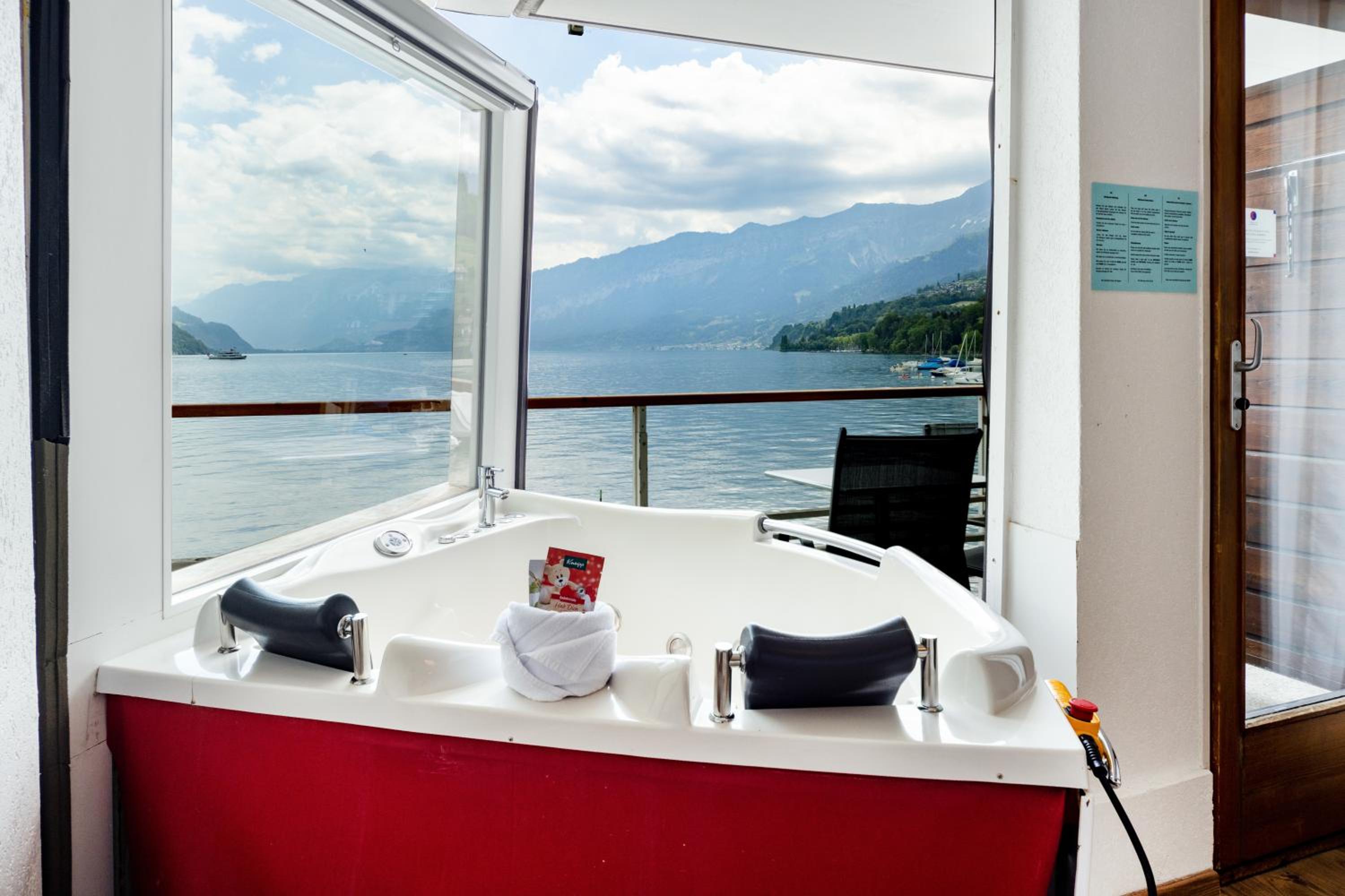 Queen Room with Rolling Jacuzzi and Lake View photo 2
