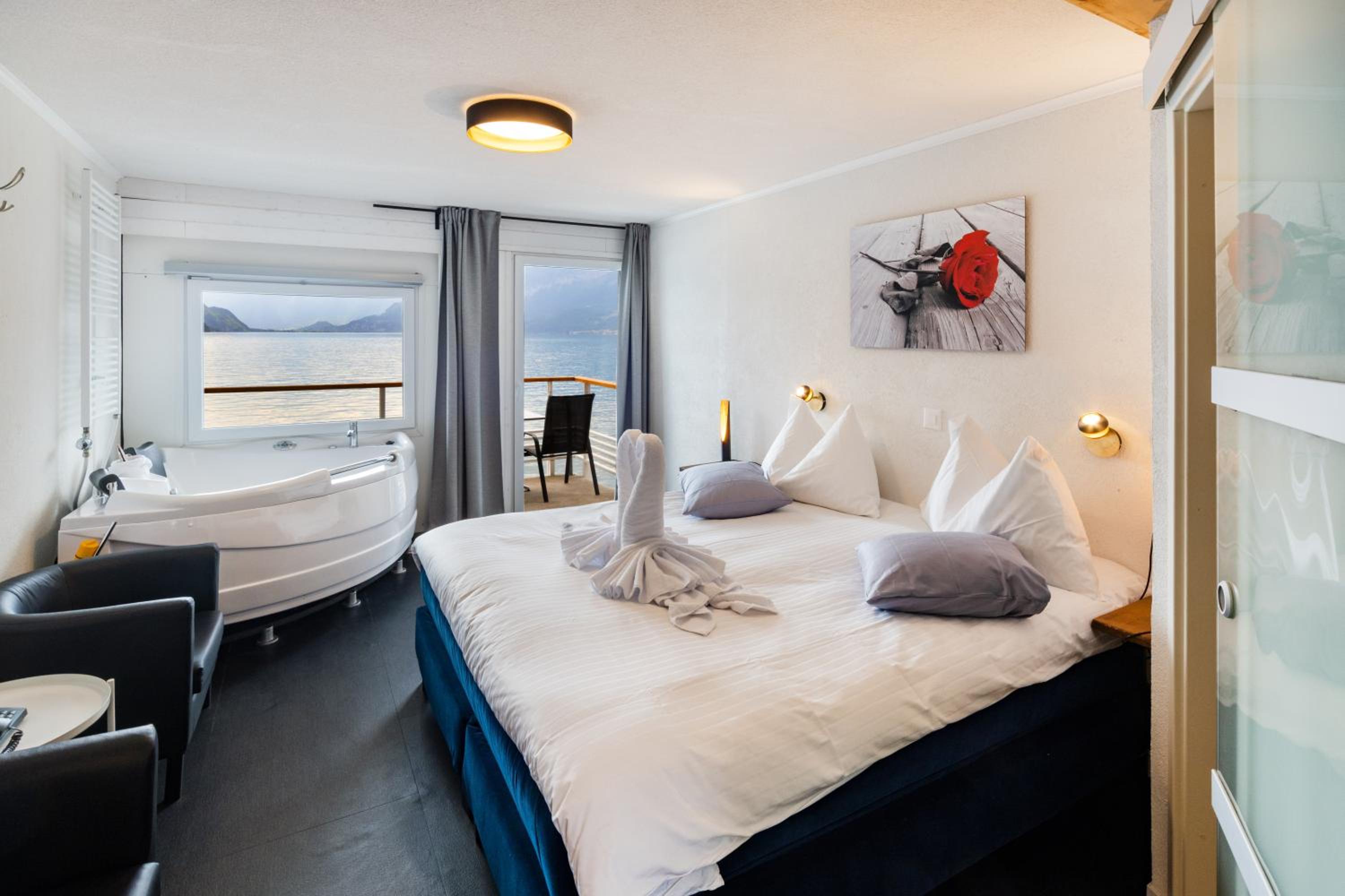 Queen Room with Rolling Jacuzzi and Lake View photo 3