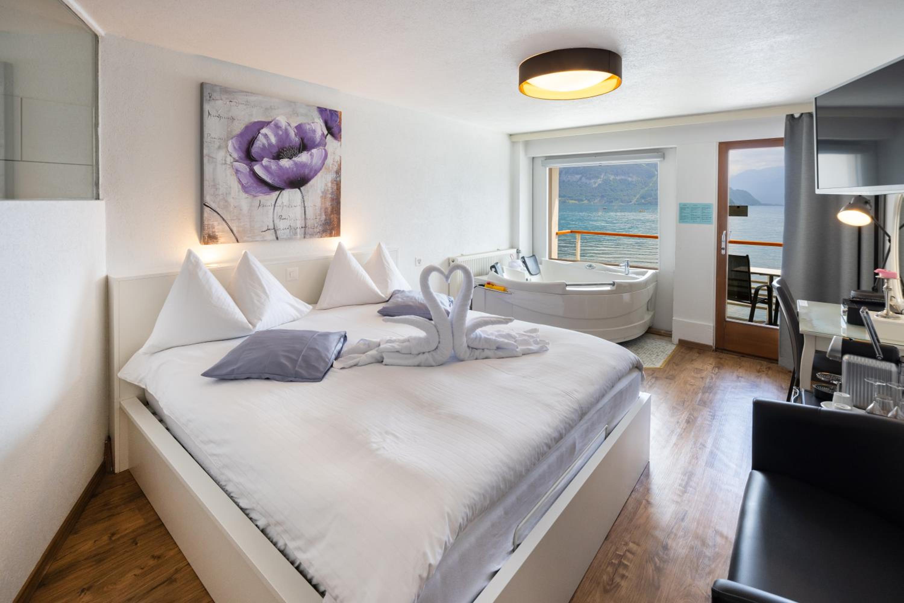 Queen Room with Rolling Jacuzzi and Lake View