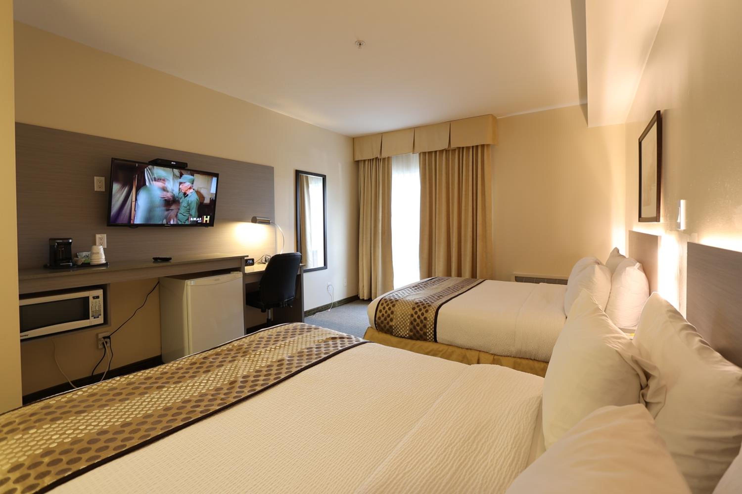 Queen Room with Two Queen Beds - Non-Smoking thumbnail 5