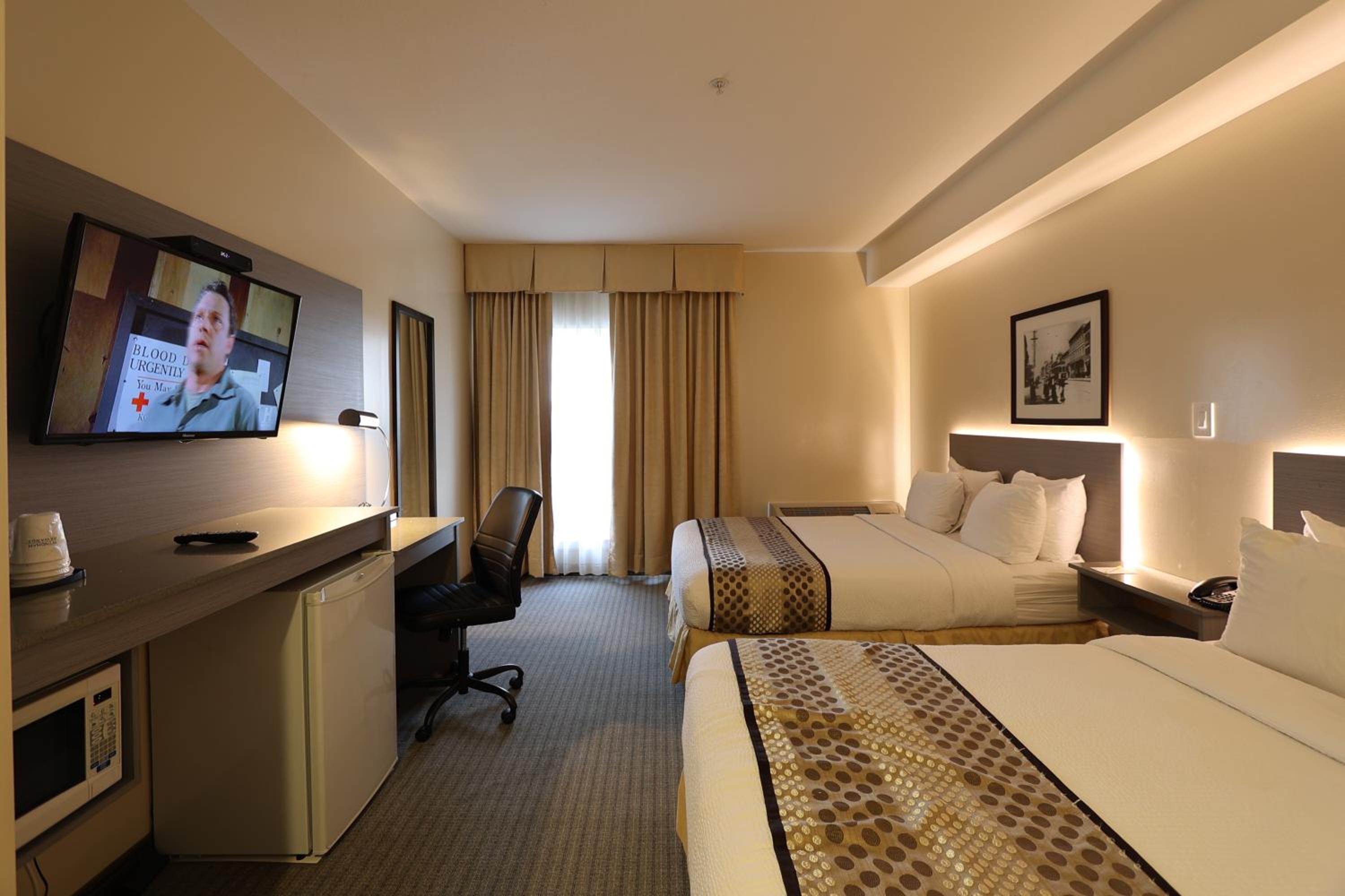 Queen Room with Two Queen Beds - Non-Smoking thumbnail 6