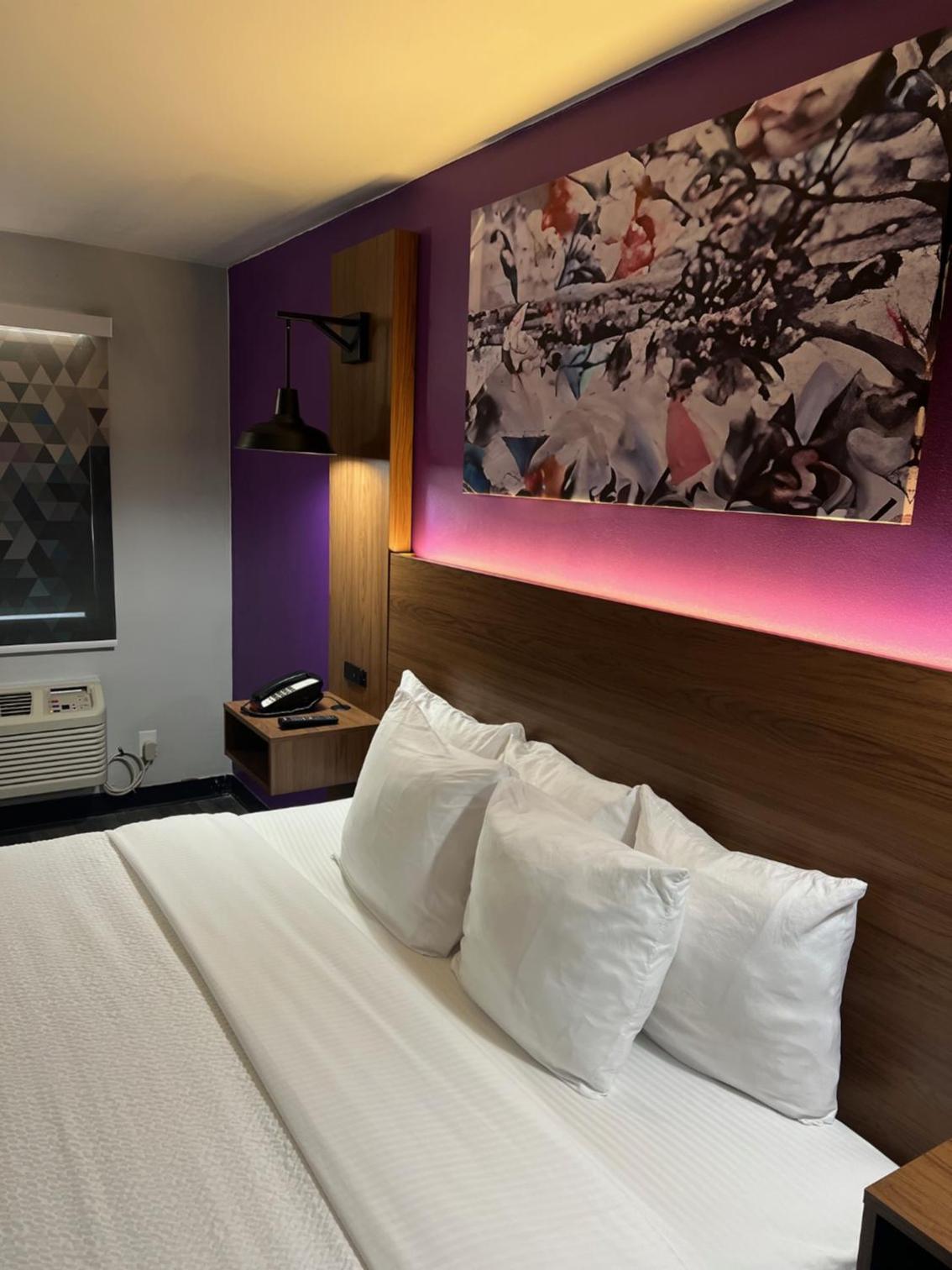 Deluxe King Room - Non-Smoking - Photo 2
