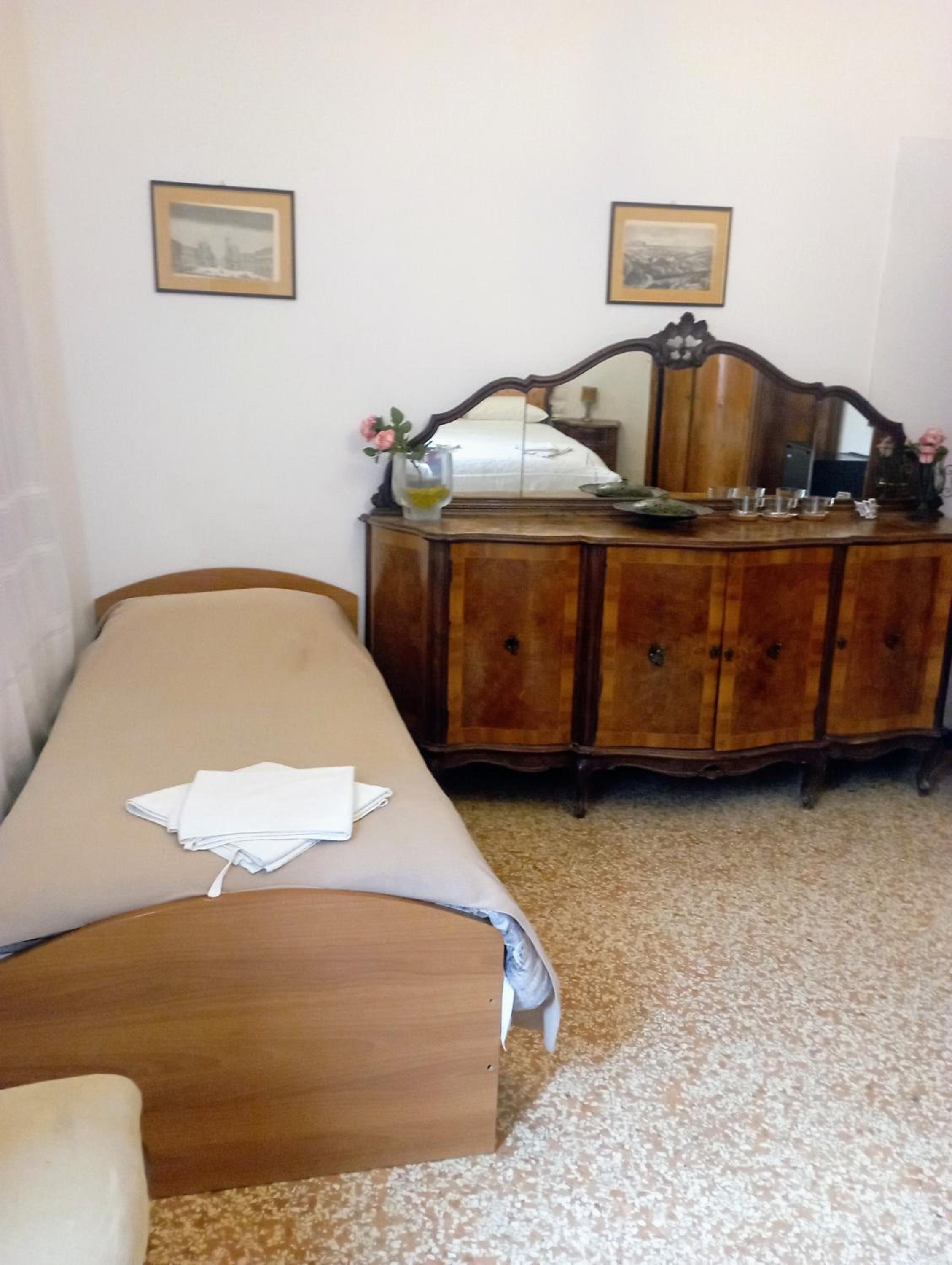 Double Room with Shared Bathroom and Extra Bed (2 Adults + 1 Child) photo 2