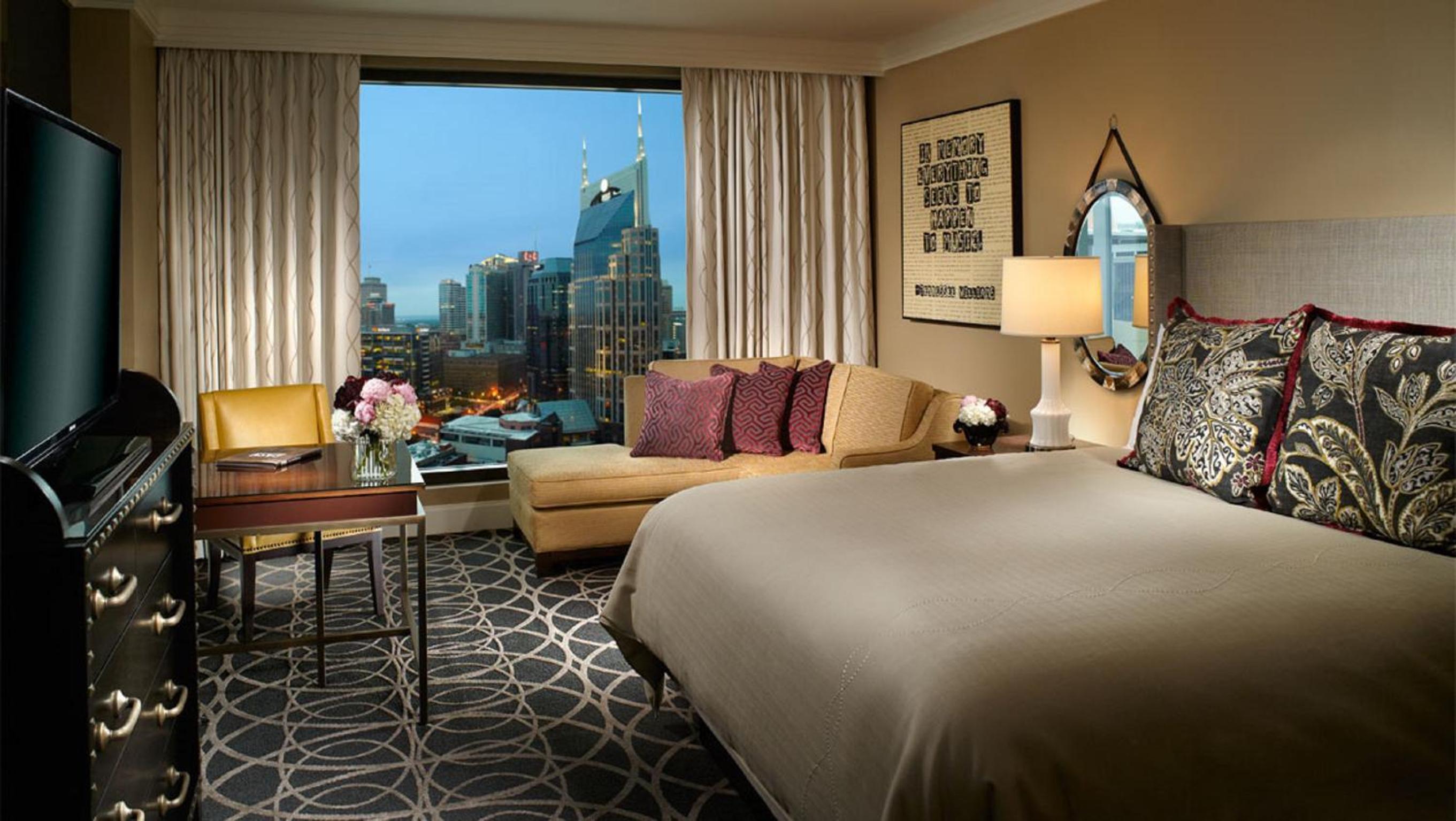 Premier Executive Room - 1 King Bed thumbnail 5