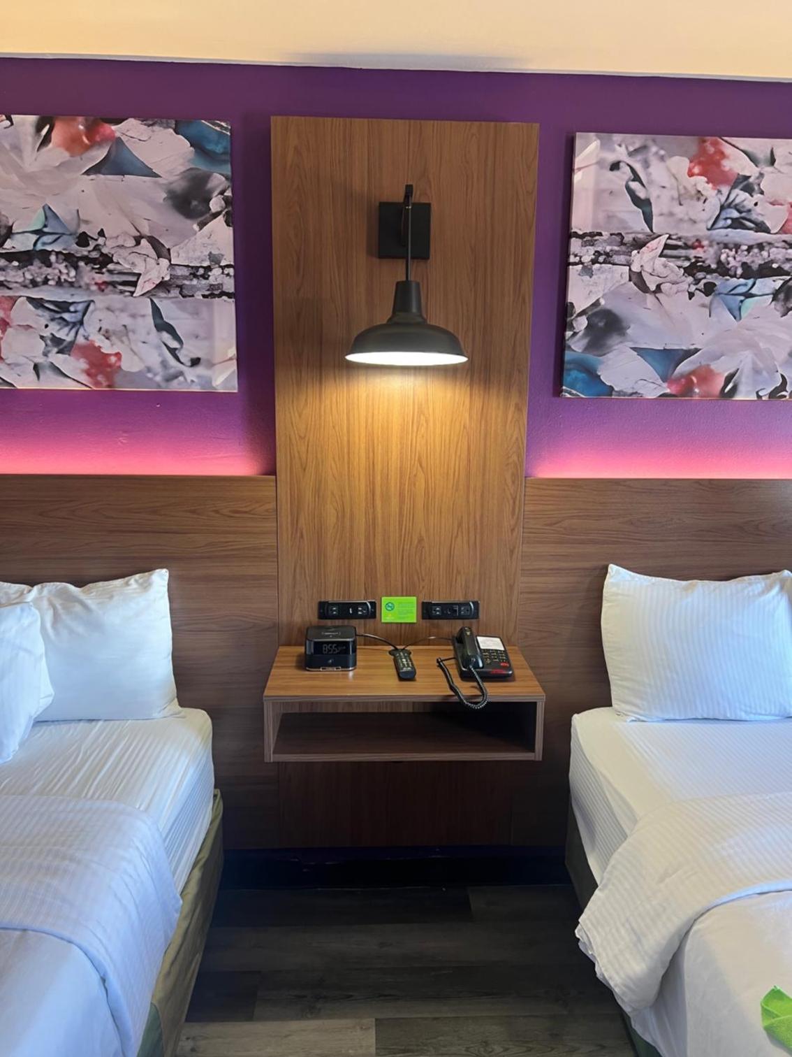 Queen Room with Two Queen Beds - Non-Smoking - Photo 3