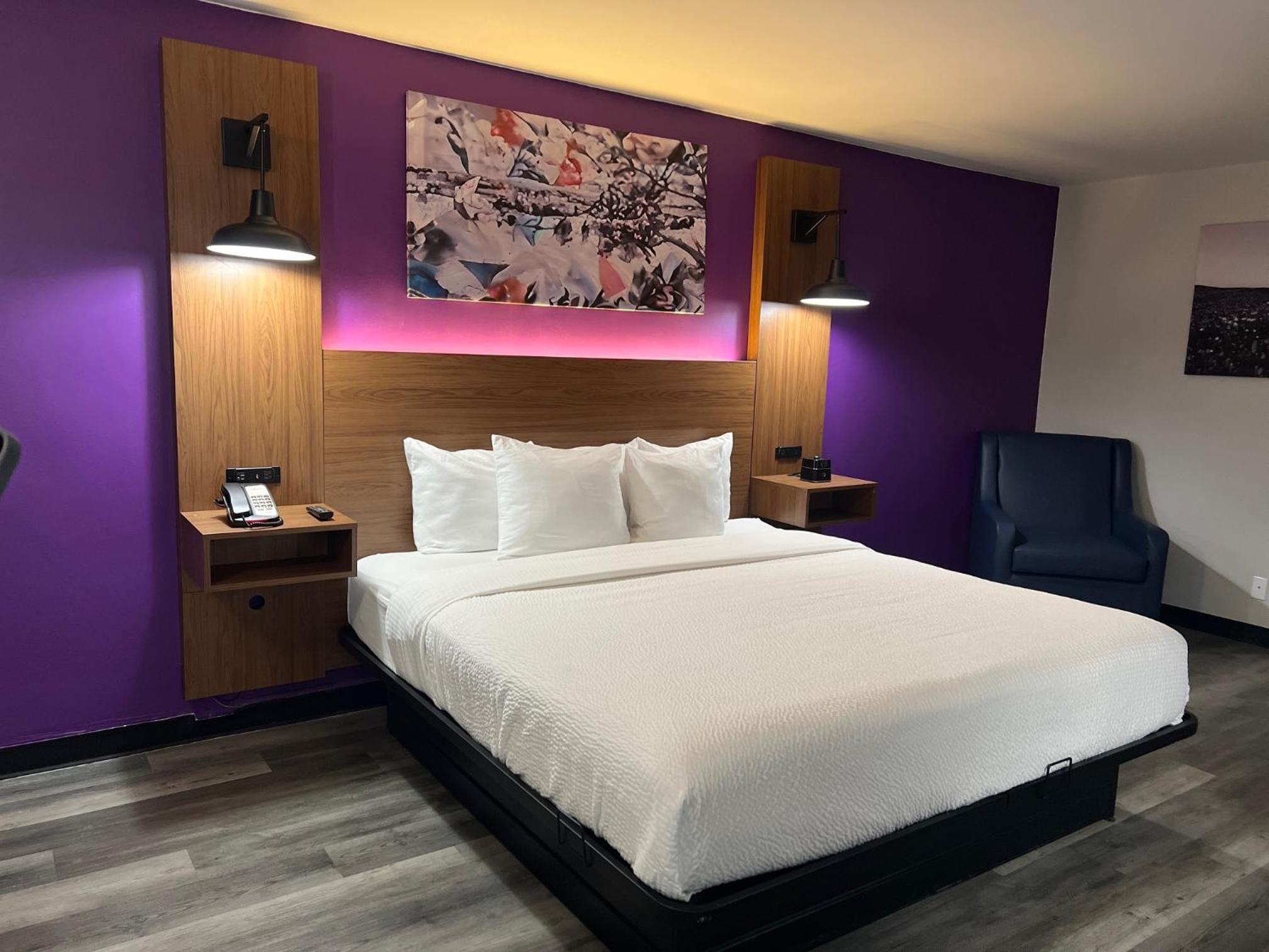 Deluxe King Room - Non-Smoking - Photo 1