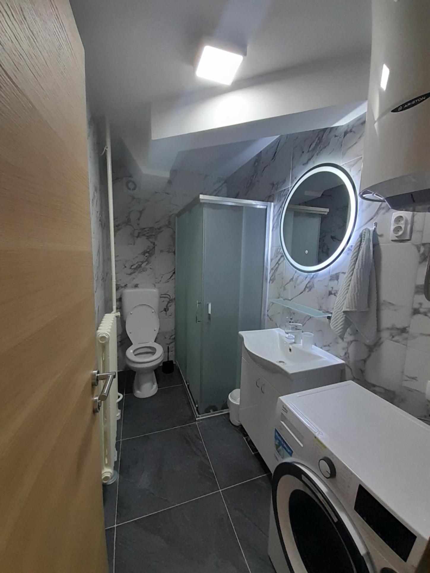 One-Bedroom Apartment with Balcony and City View photo 2
