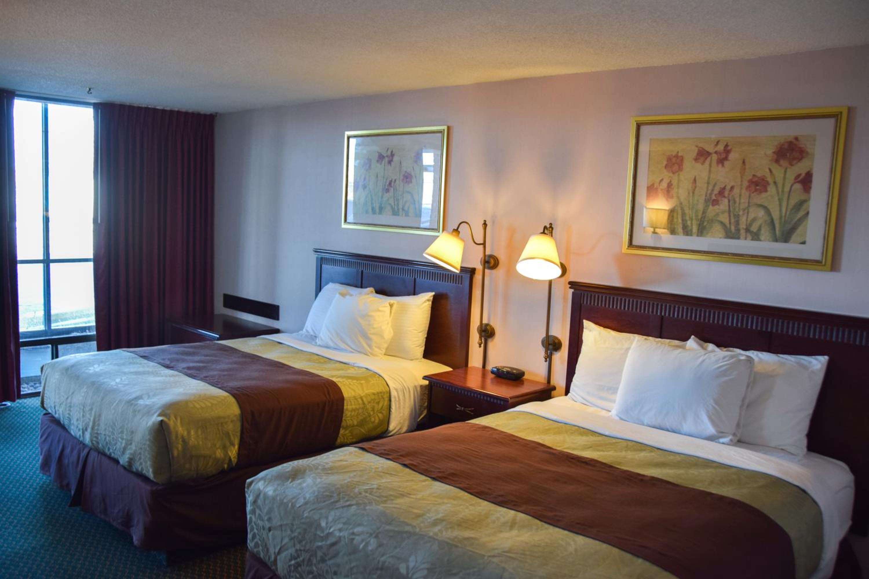 Queen Room with Two Queen Beds - Non-Smoking - Photo 4