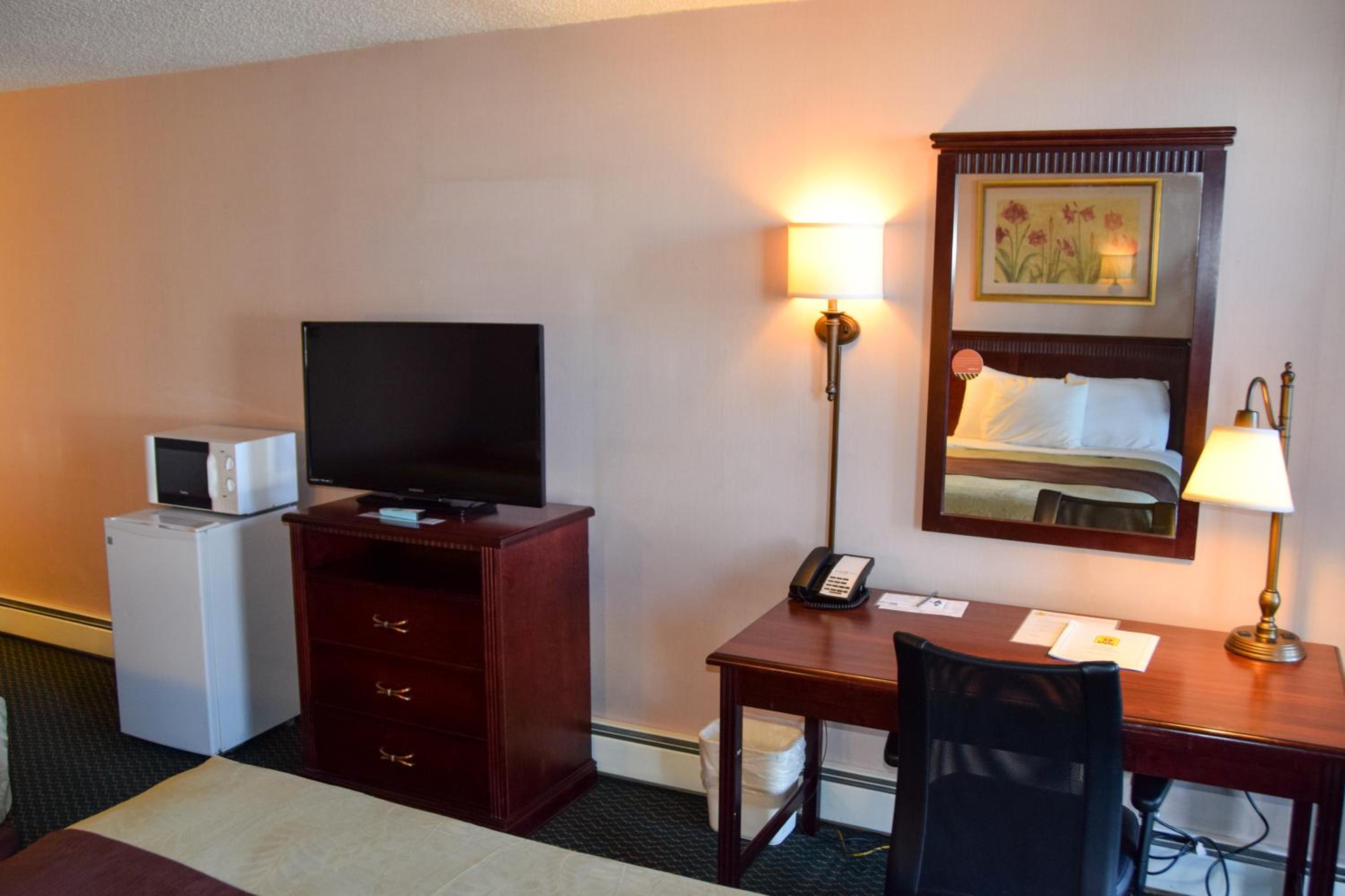 Queen Room with Two Queen Beds - Non-Smoking - Photo 2